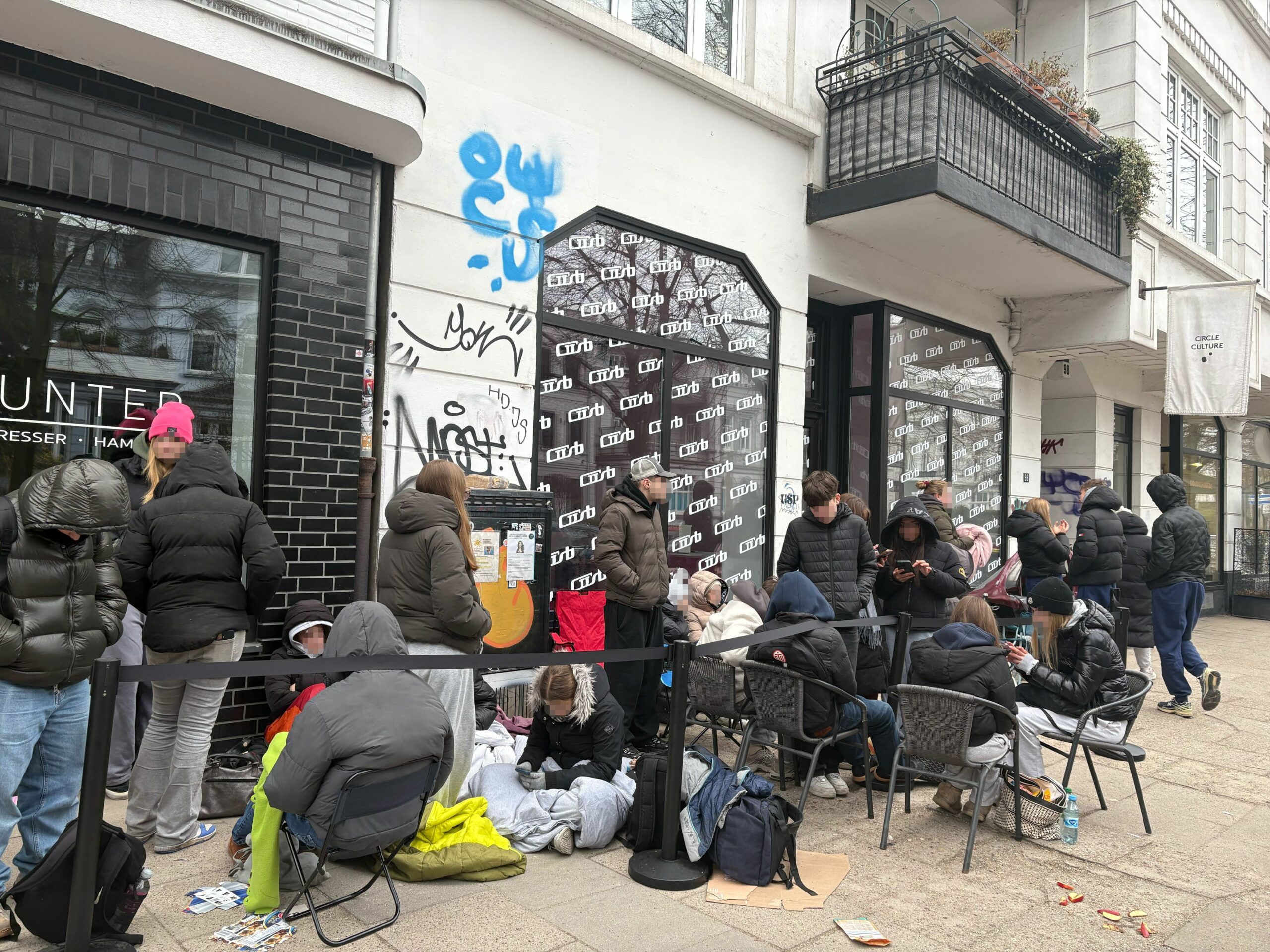 Jugendliche kampieren vor dem Cusbclo-Pop-up-Store an der Bismarckstraße.
