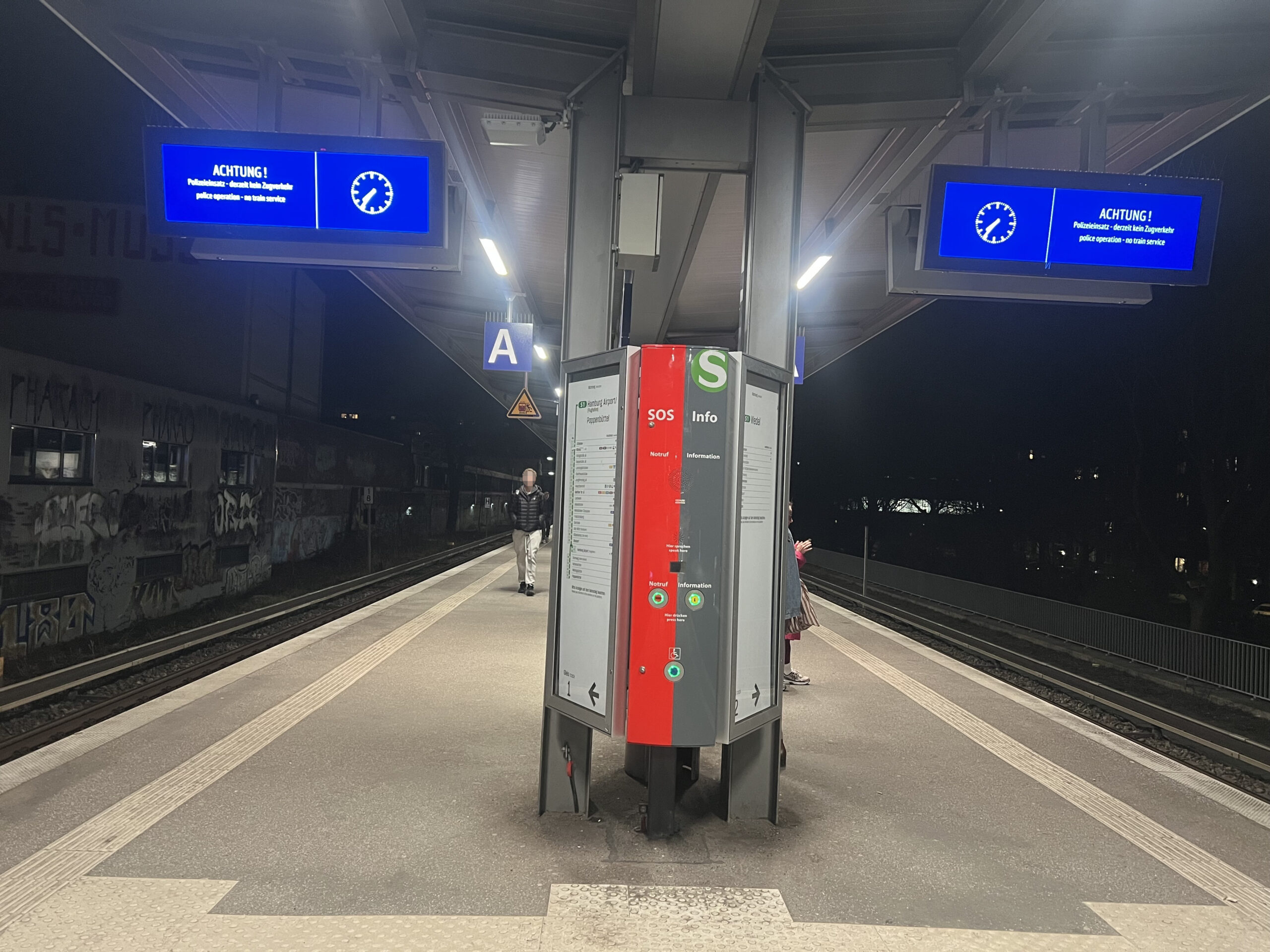 Wegen eines Polizeieinsatzes geht an der S-Bahn-Haltestelle Ottensen nichts.