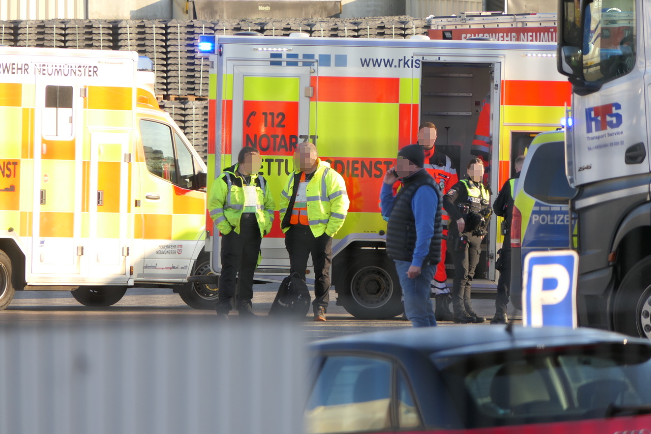 Einsatzkräfte der Feuerwehr stehen auf dem Gelände der Speditionsfirma, nachdem dort vermutlich der Stoff Formaldehyd ausgetreten ist.