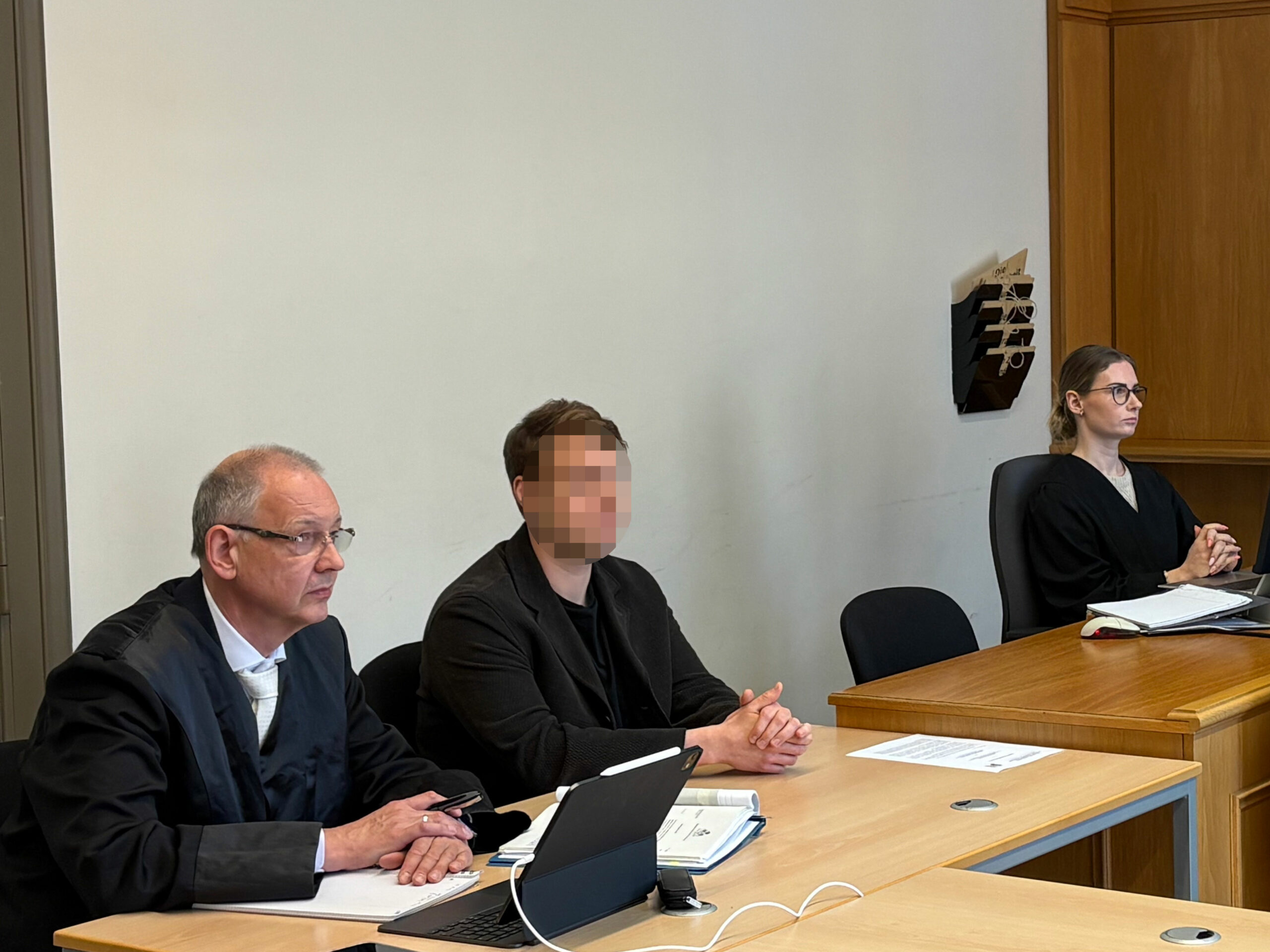 Der Angeklagte Julius K. (Mitte)