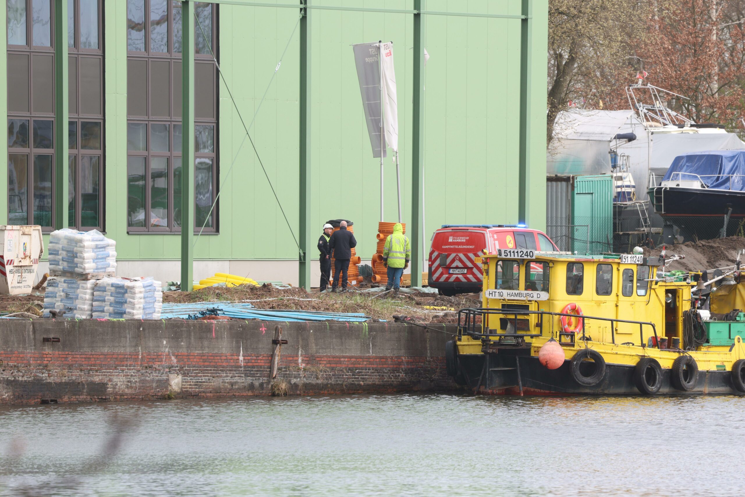 Der Kampfmittelräumdienst beim Einsatz im Harburger Hafengebiet.