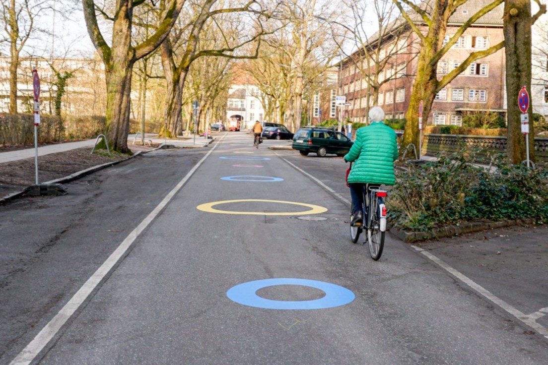 Bunte Formen sind auf der Fahrbahn zu sehen.