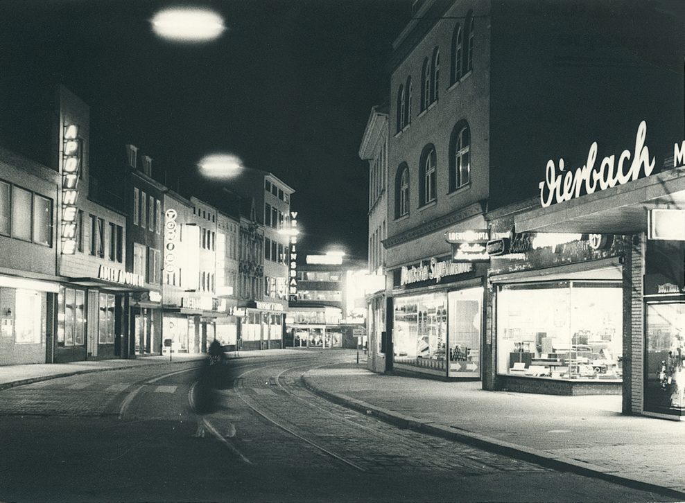 Eine menschenleere Fußgängerzone bei Nacht
