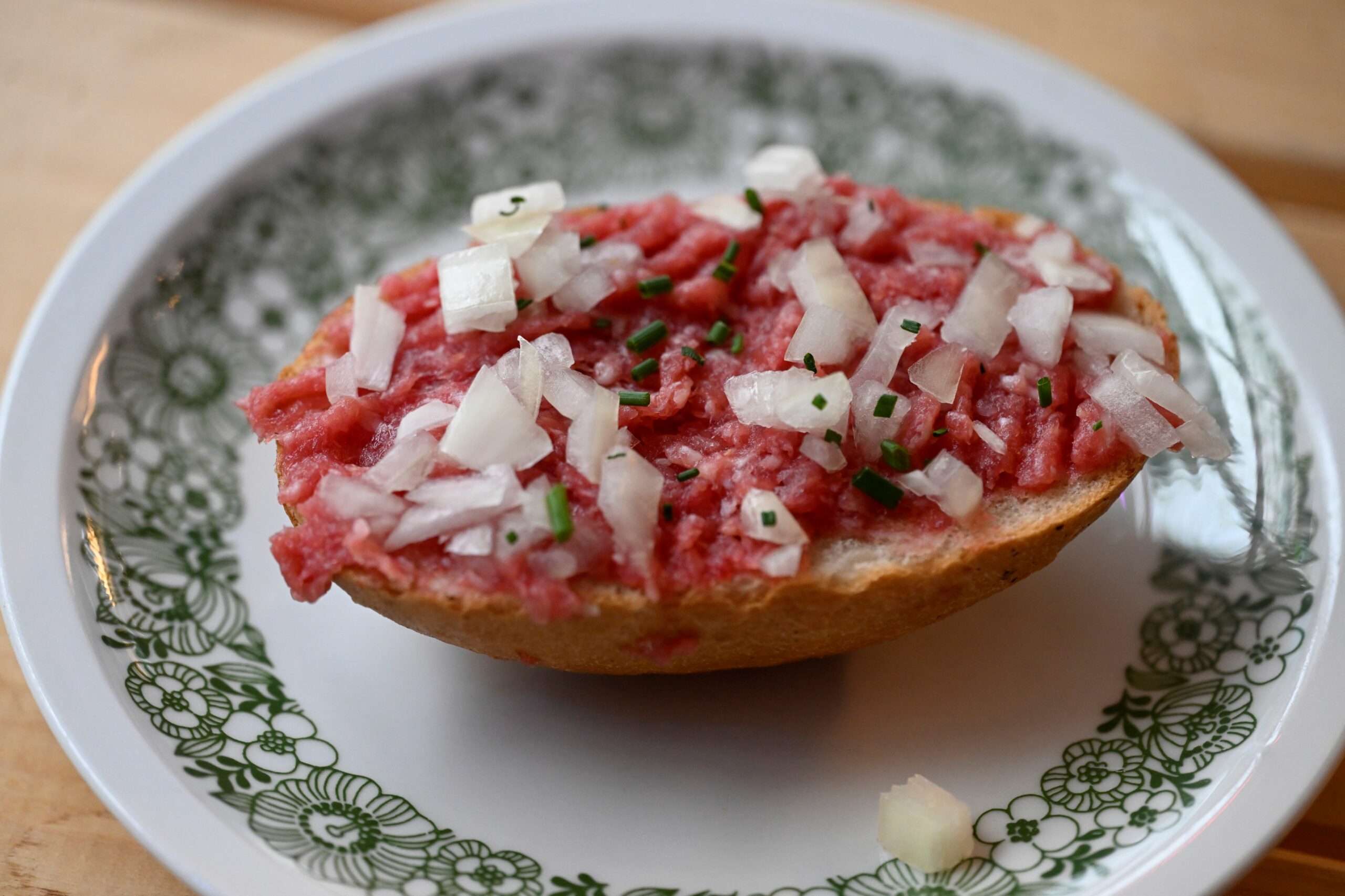 Brötchen mit Zwiebelmett.