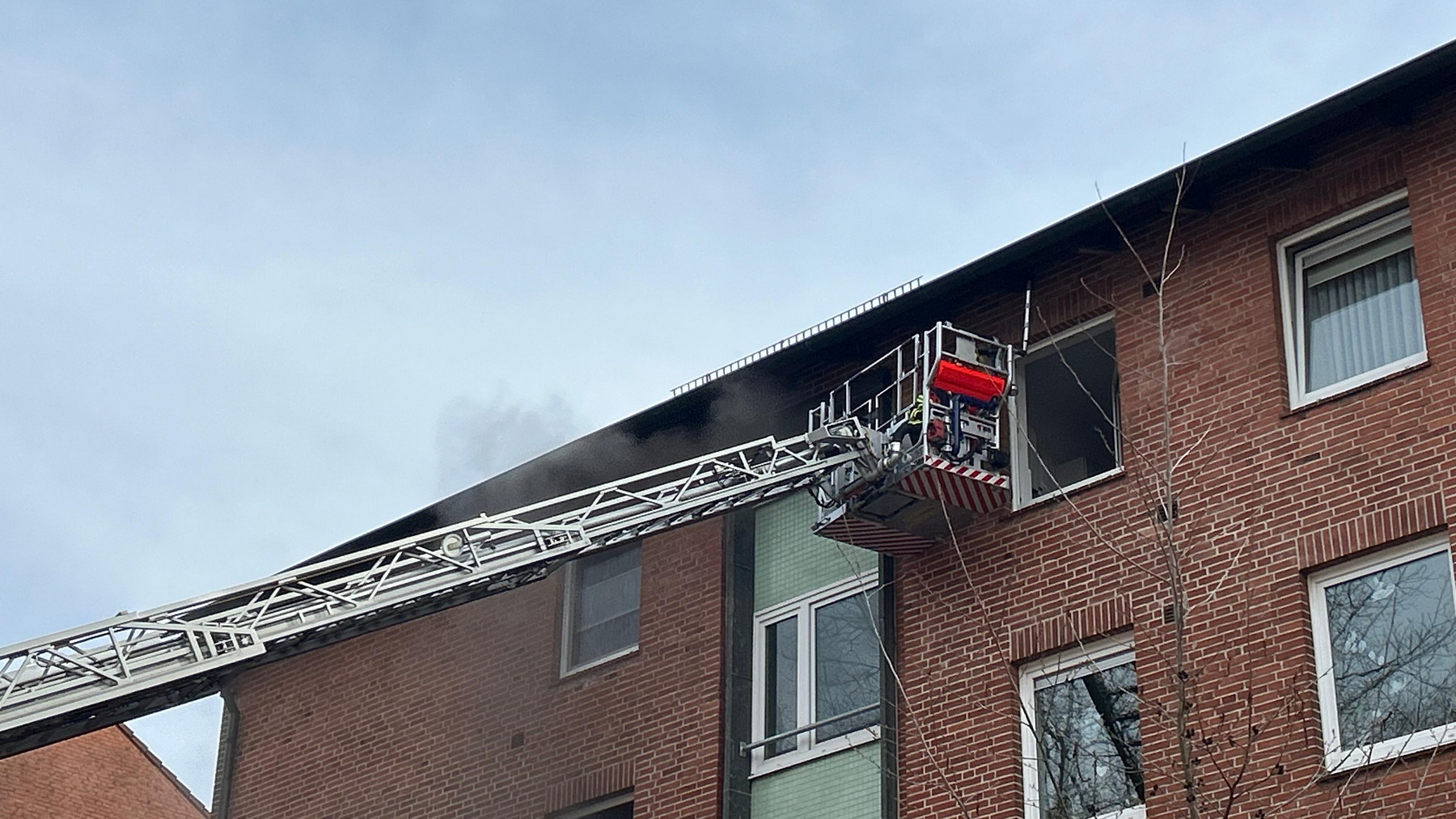 Der Mann musste mit einer Drehleiter aus seiner Wohnung gerettet werden.