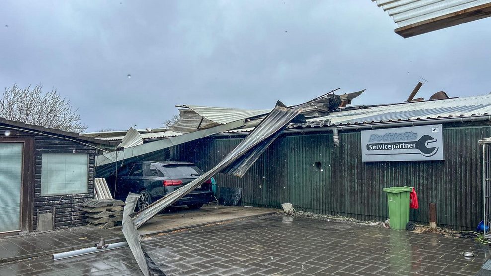 Das Dach einer Lagerhalle ist eingestürzt.