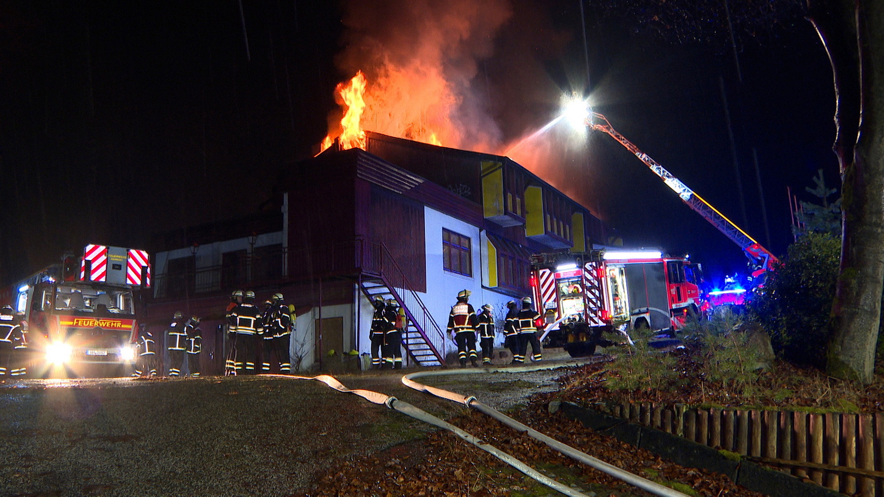 Hotel in Hausbruch in Flammen – mehr als 50 retter im Einsatz