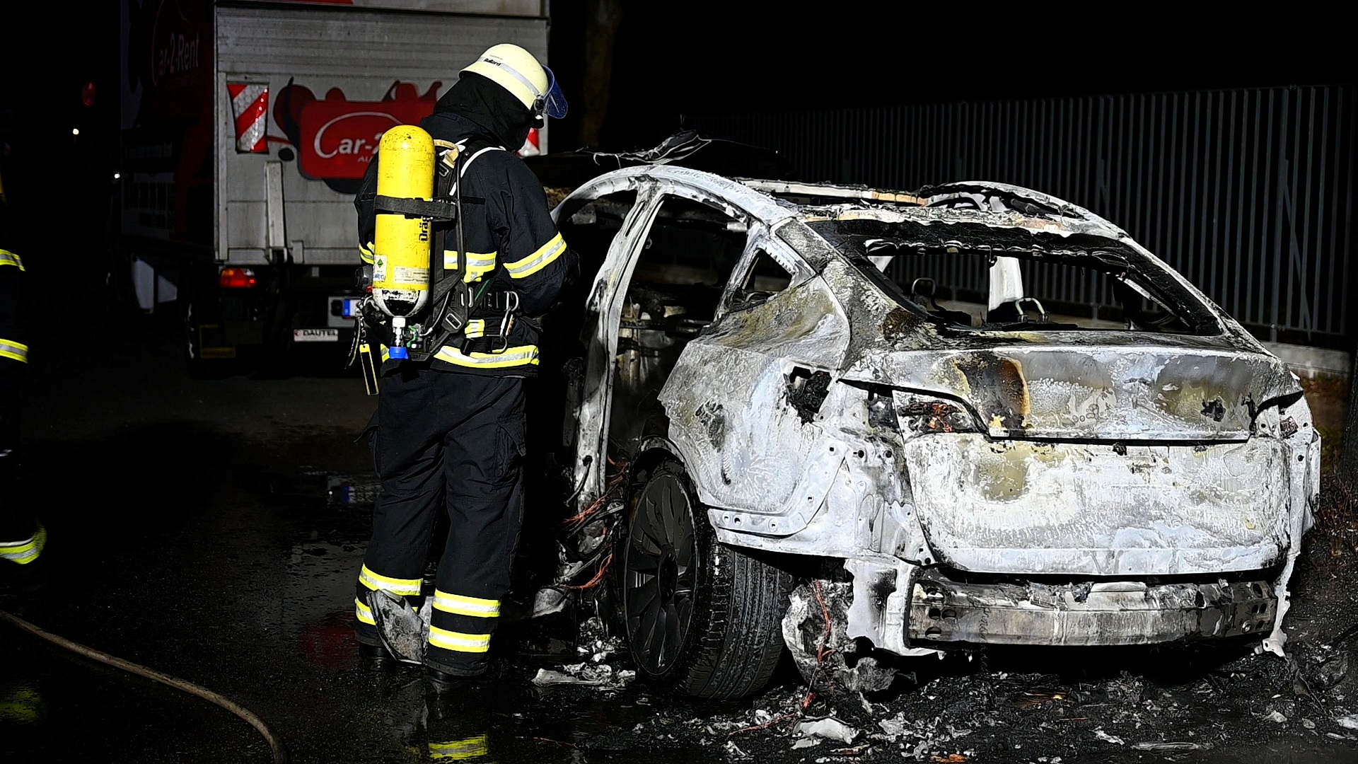 Tesla in Tonndorf in Flammen – Brand erst nach gurt einer Stunde gelöscht