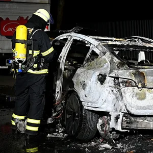 Tesla in Tonndorf in Flammen – Brand erst nach gurt einer Stunde gelöscht