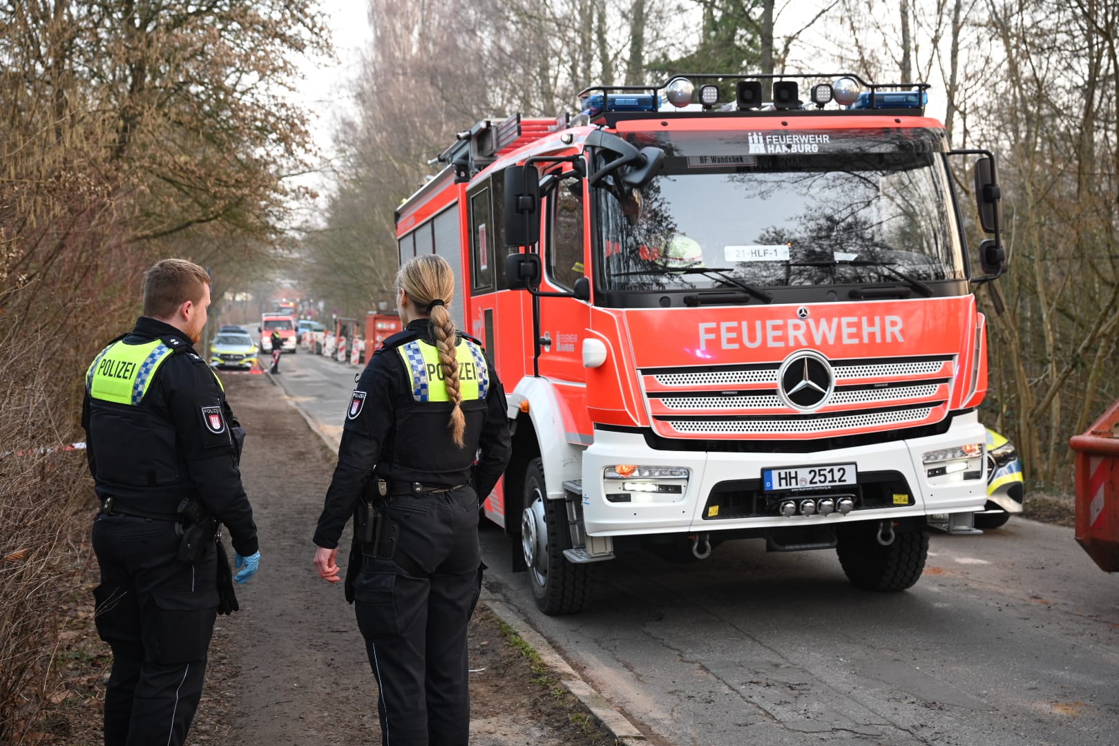 In Jenfeld wurde am Dienstagmorgen ein toter Mann in einem Bachlauf entdeckt.