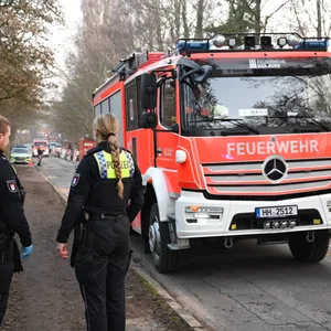 In Jenfeld wurde am Dienstagmorgen ein toter Mann in einem Bachlauf entdeckt.
