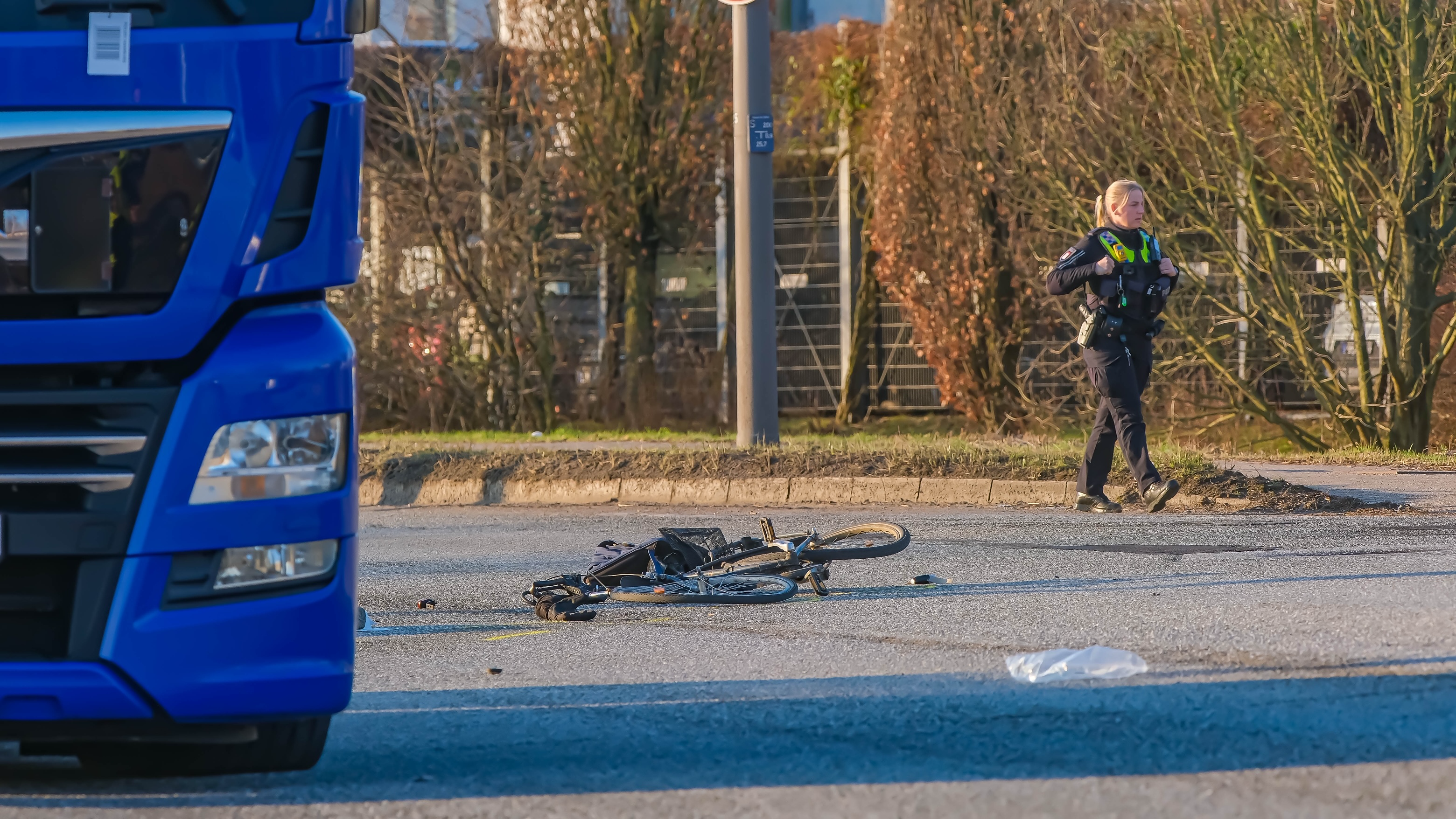 Der Radfahrer starb noch am Unfallort an seinen Verletzungen.