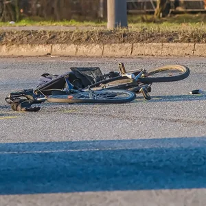 Der Radfahrer starb noch am Unfallort an seinen Verletzungen.