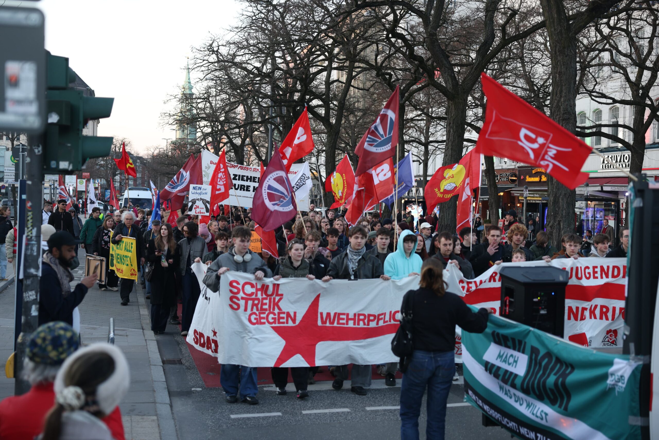 Am Donnerstag haben schätzungsweise 200 Schüler, Studierende und Auszubildende unter dem Motto: „Hamburg gegen die Wehrpflicht“ demonstriert.