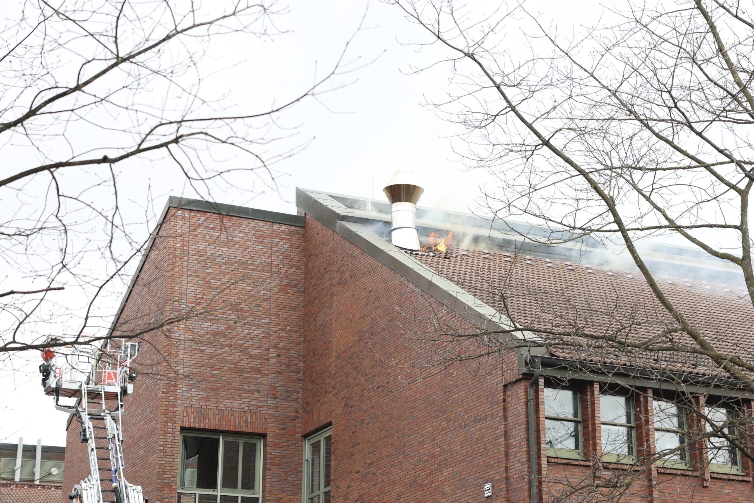 An der Technischen Universität Hamburg (TUHH) ist am Dienstagmittag ein Brand auf dem Dach ausgebrochen.