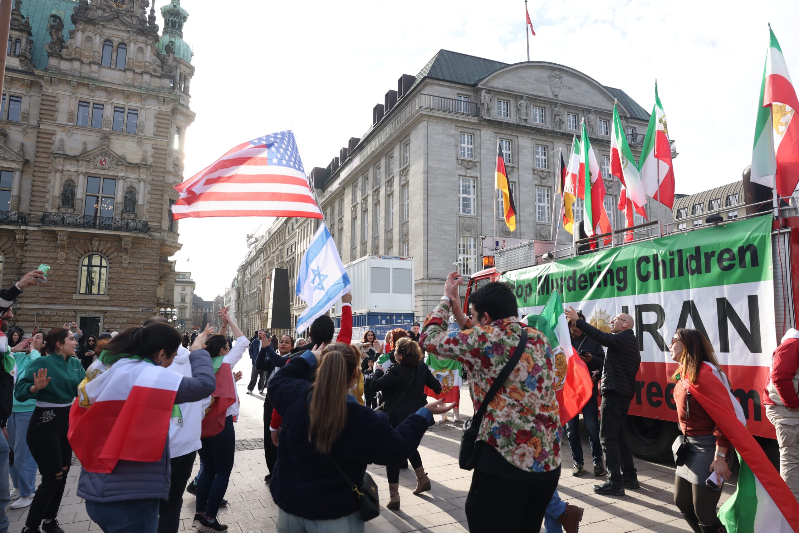 Am Sonntagnachmittag versammelten sich hunderte Menschen auf dem Rathausmarkt und brachten ihre Freude über den Militäranschlag im Iran zum Ausdruck.