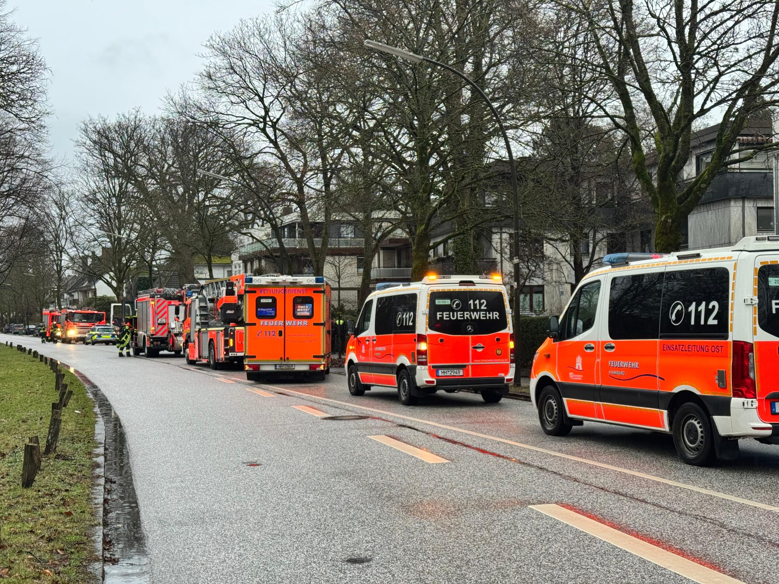 Rettungswagen und Feuerwehr am Einsatzort.