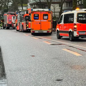 Rettungswagen und Feuerwehr am Einsatzort.