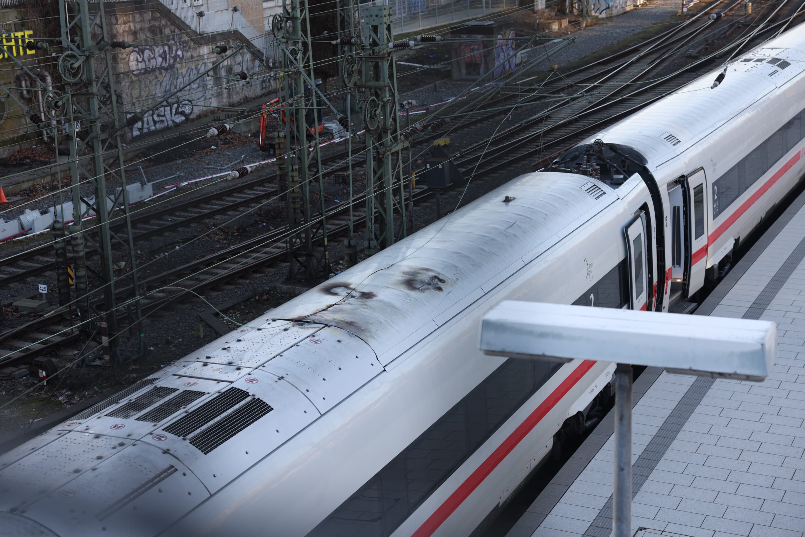 Am Samstagnachmittag riss am Hamburger Hauptbahnhof eine Oberleitung – und fiel auf den ICE.