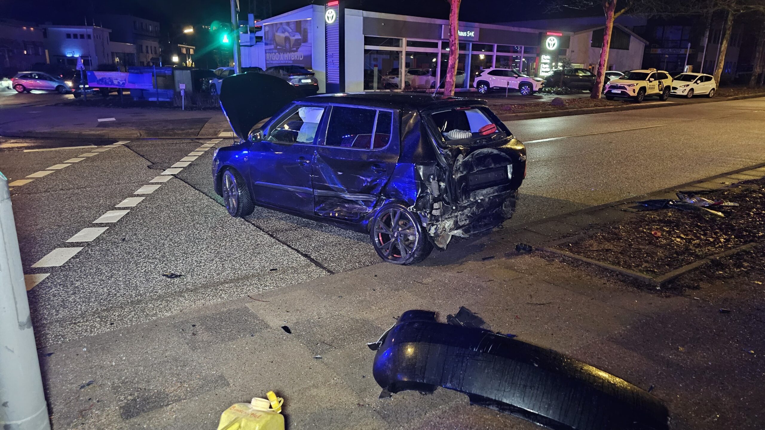 Der Wagen wurde bei dem Unfall stark beschädigt.