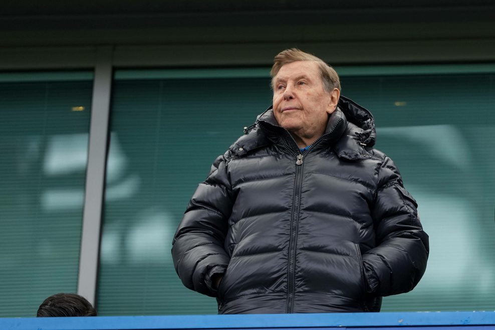 Berater Pini Zahivi schaut sich auf der Tribüne eine Partie an.