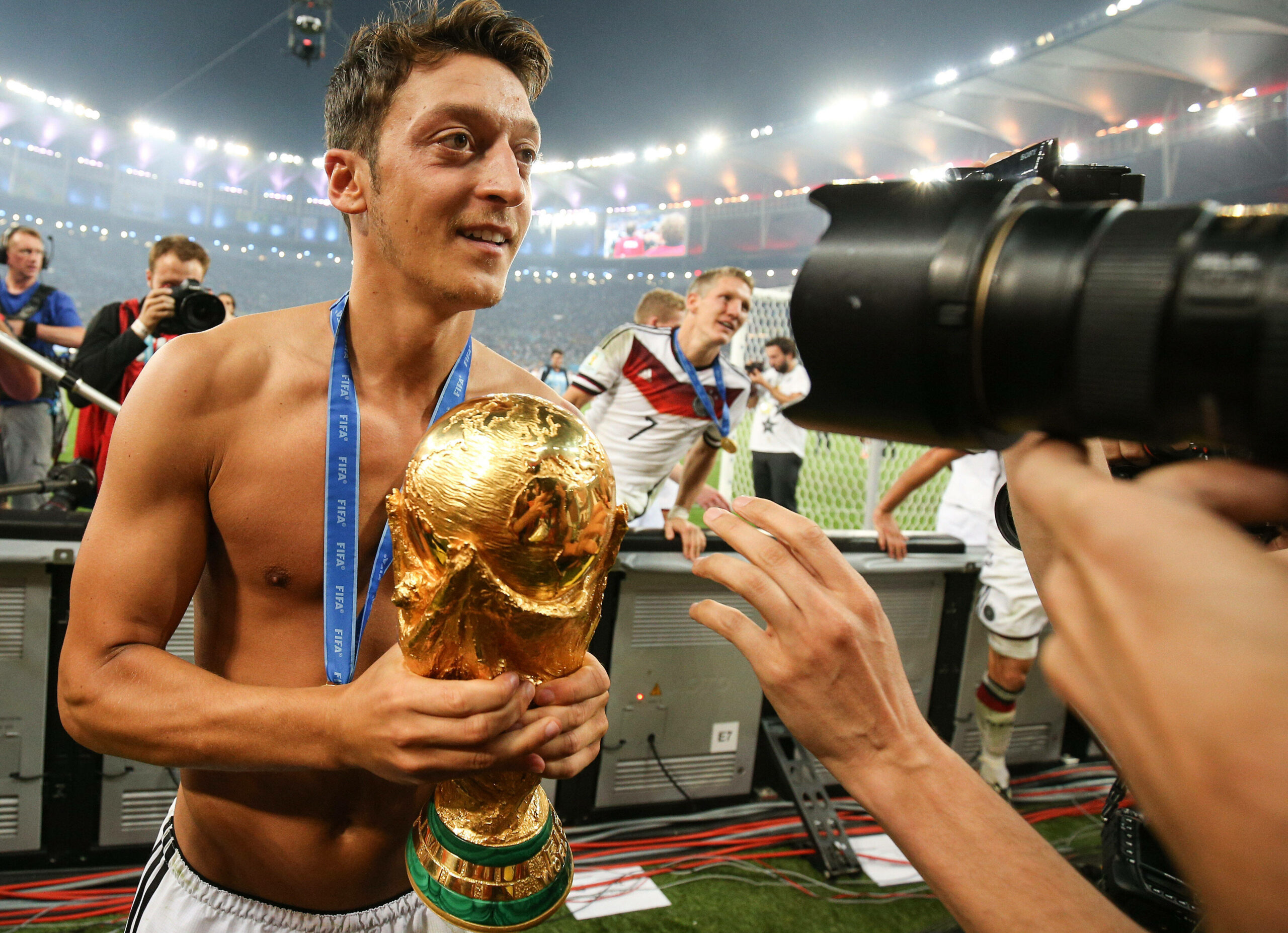 Mesut Özil hält den WM-Pokal in der Hand.