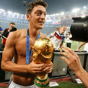 Mesut Özil hält den WM-Pokal in der Hand.