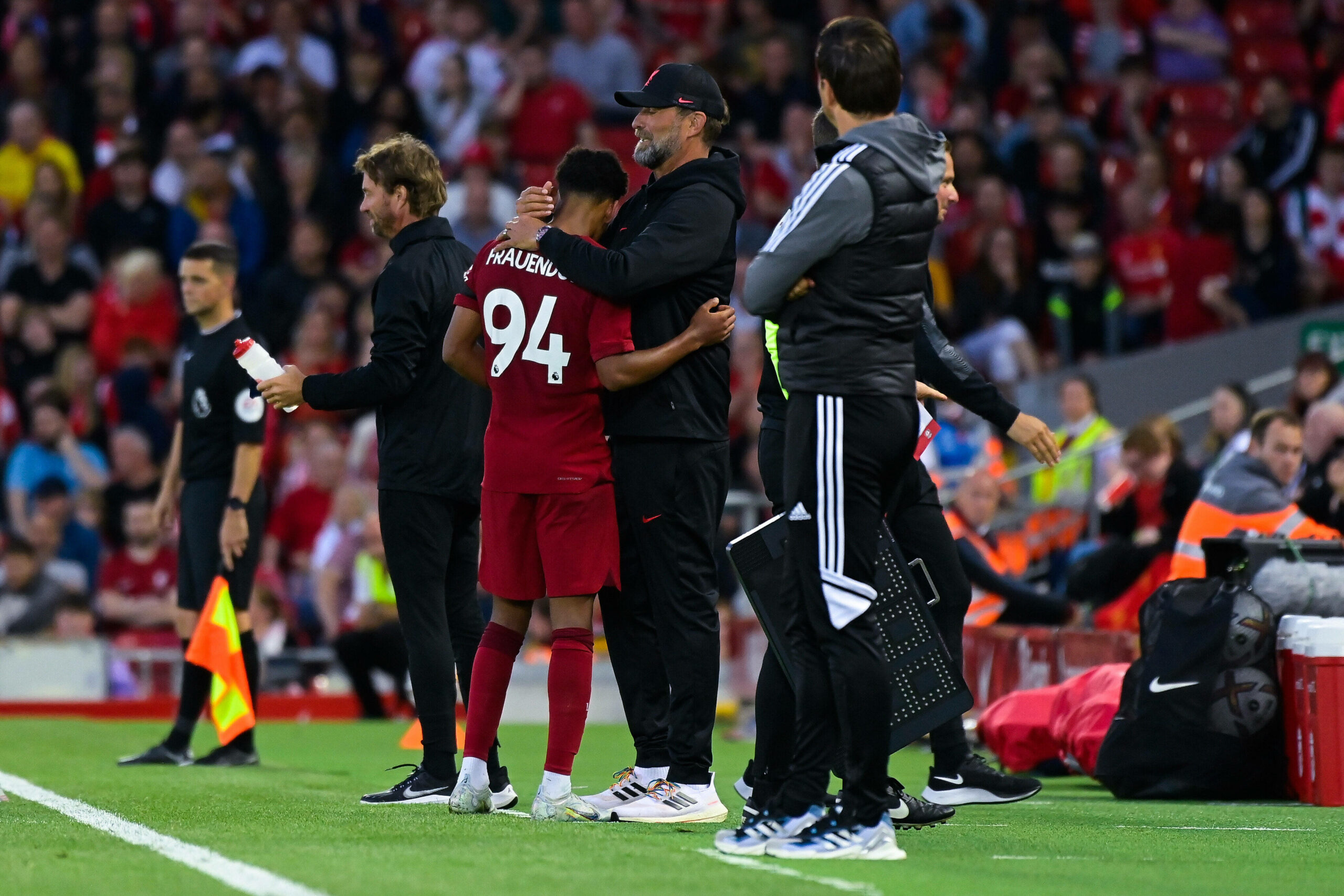 Jürgen Klopp umarmt Melkamu Frauendorf