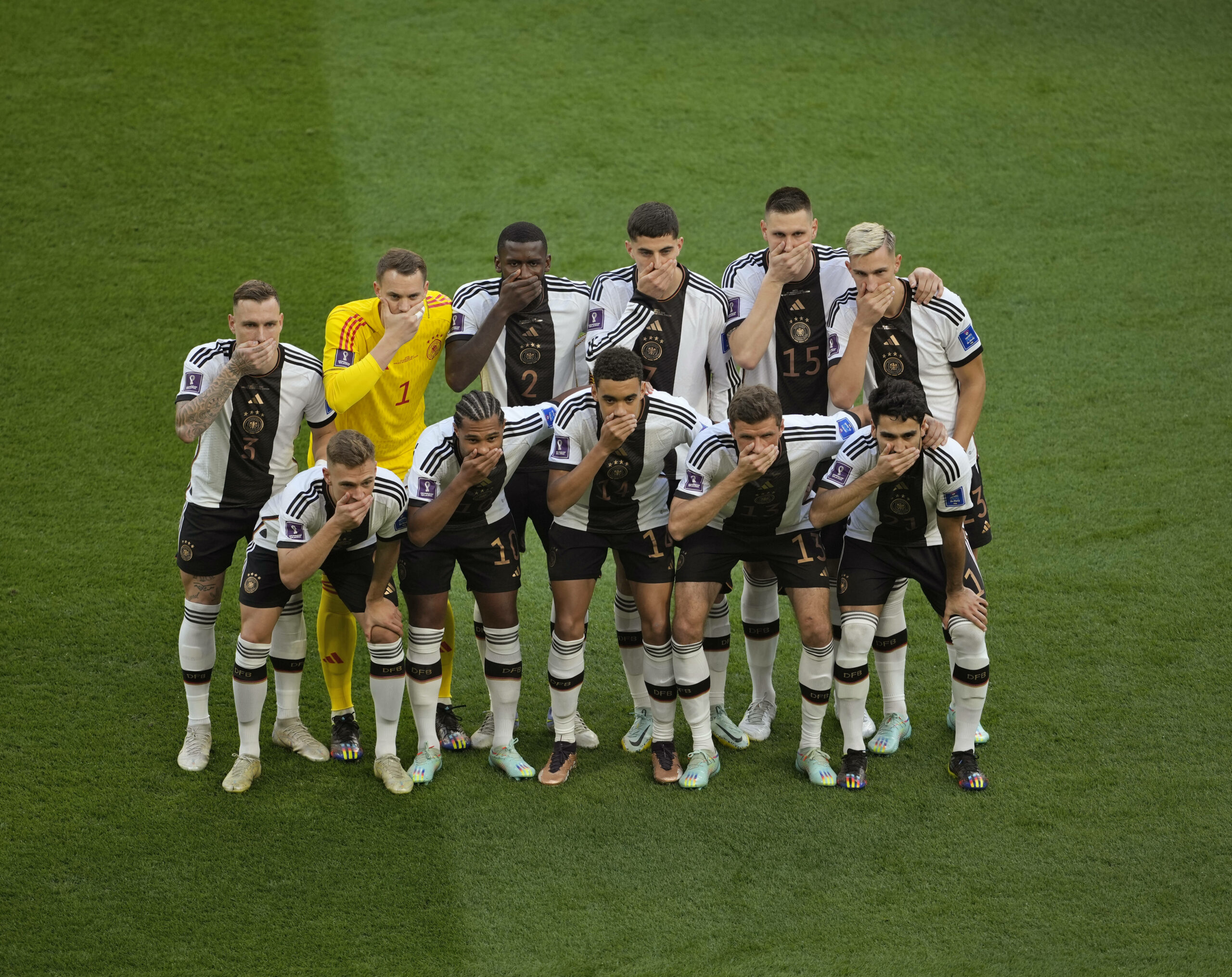Die DFB-Elf mit einer politischen Botschaft vor dem WM-Spiel 2022 gegen Japan