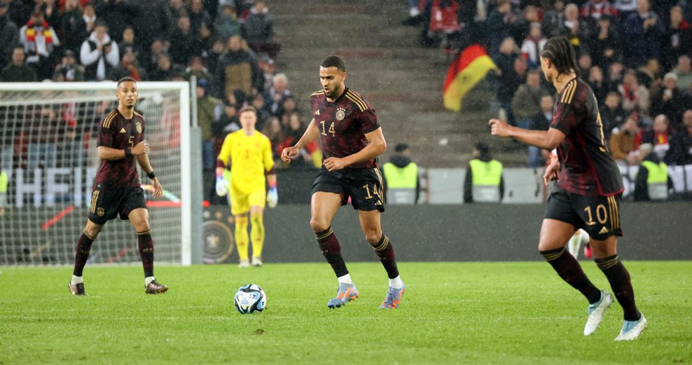 Josha Vagnoman im DFB-Trikot am Ball
