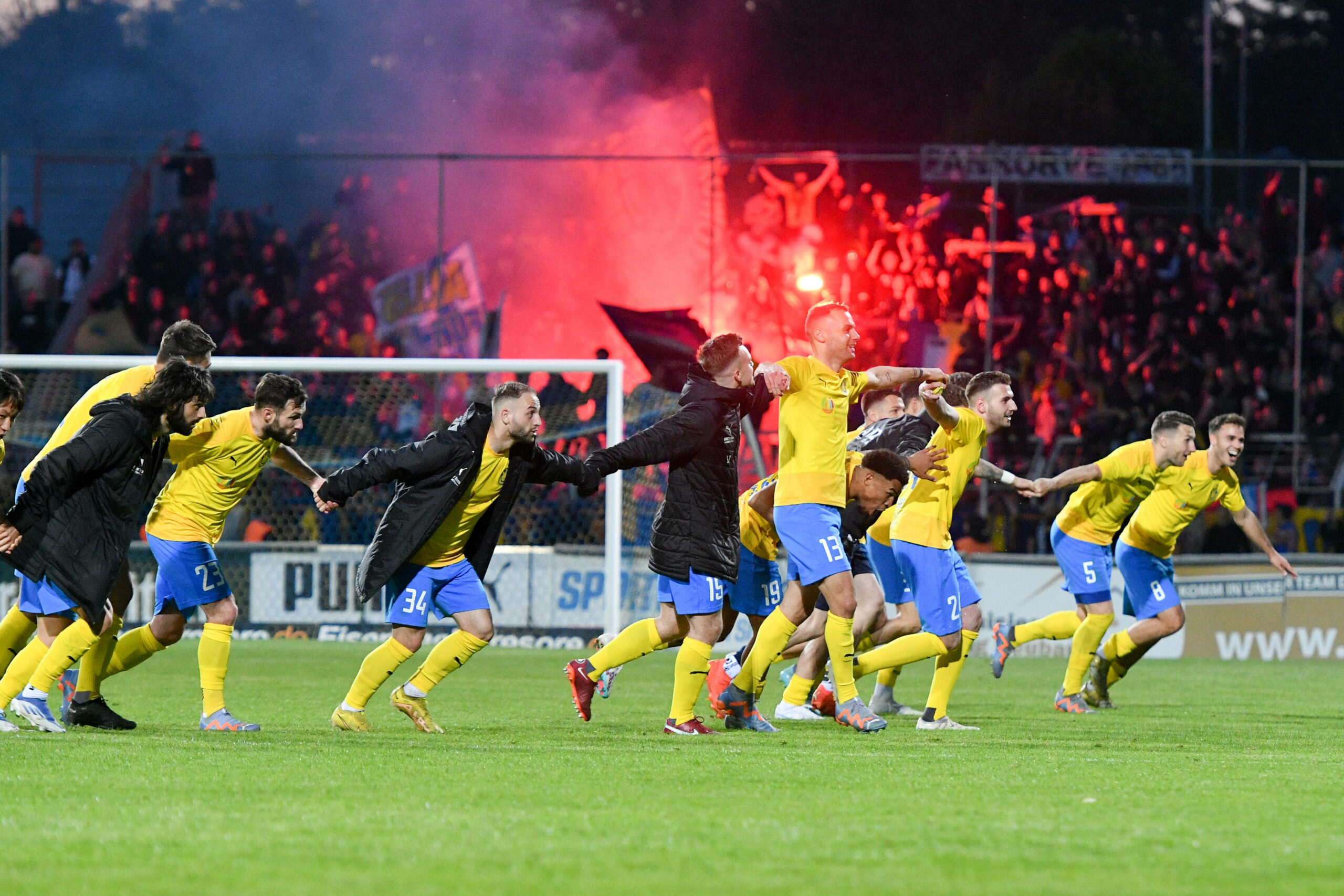 Die Spieler von Lokomotive Leipzig jubeln