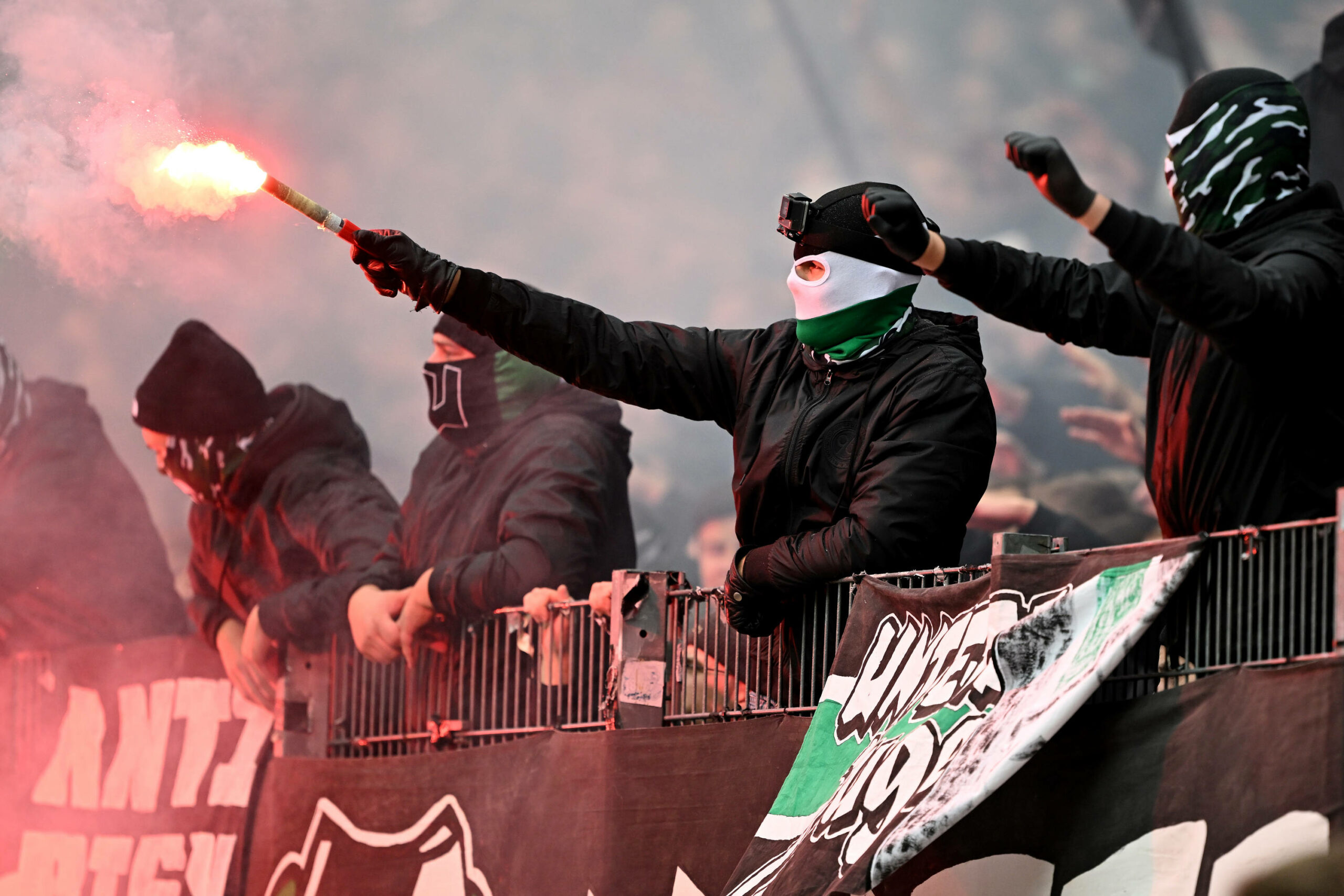Hannover-Ultras beim Niedersachsen-Derby im November 2023