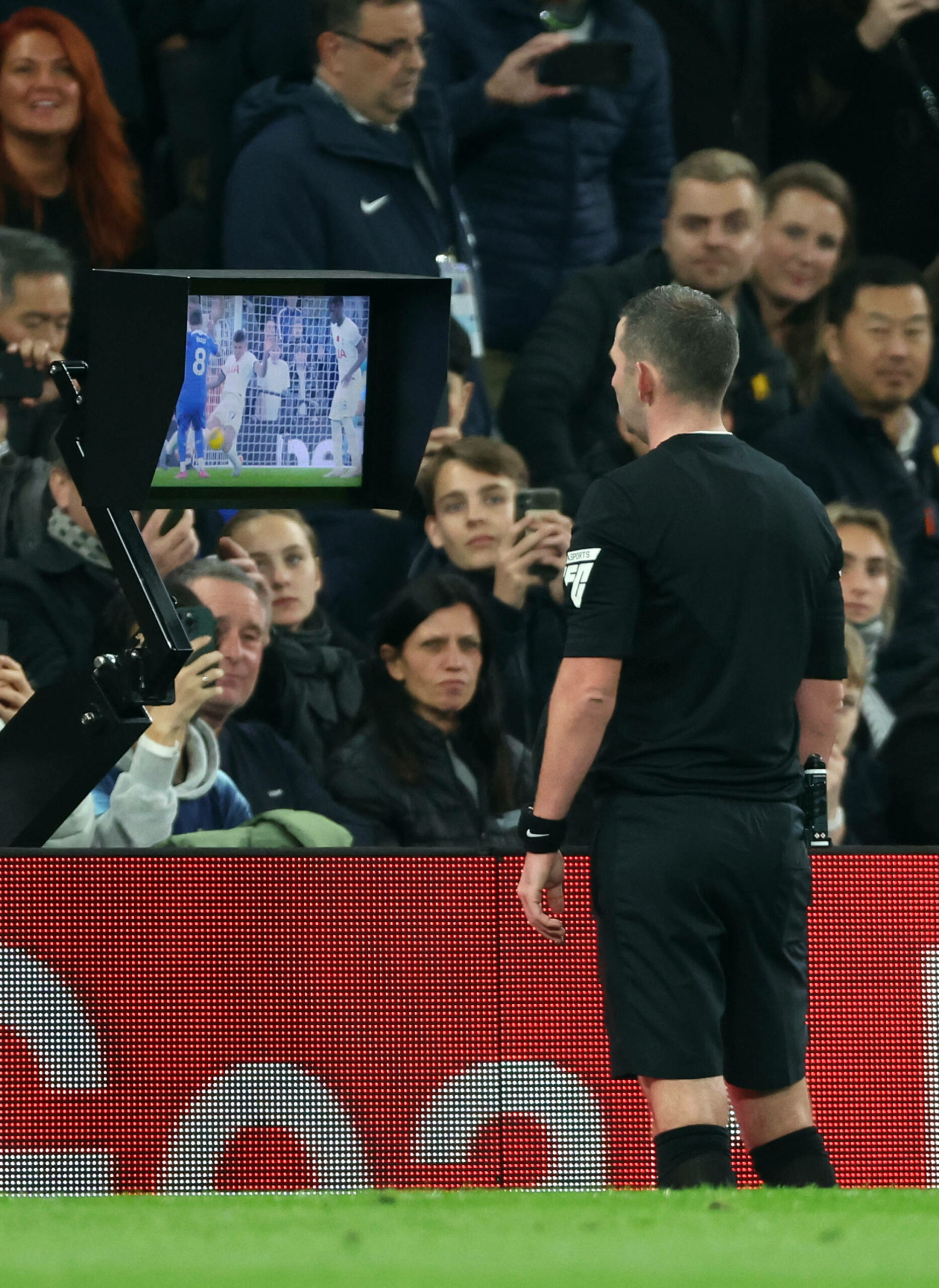 Michael Oliver vor dem Bildschirm des VAR beim Überprüfen einer Szene