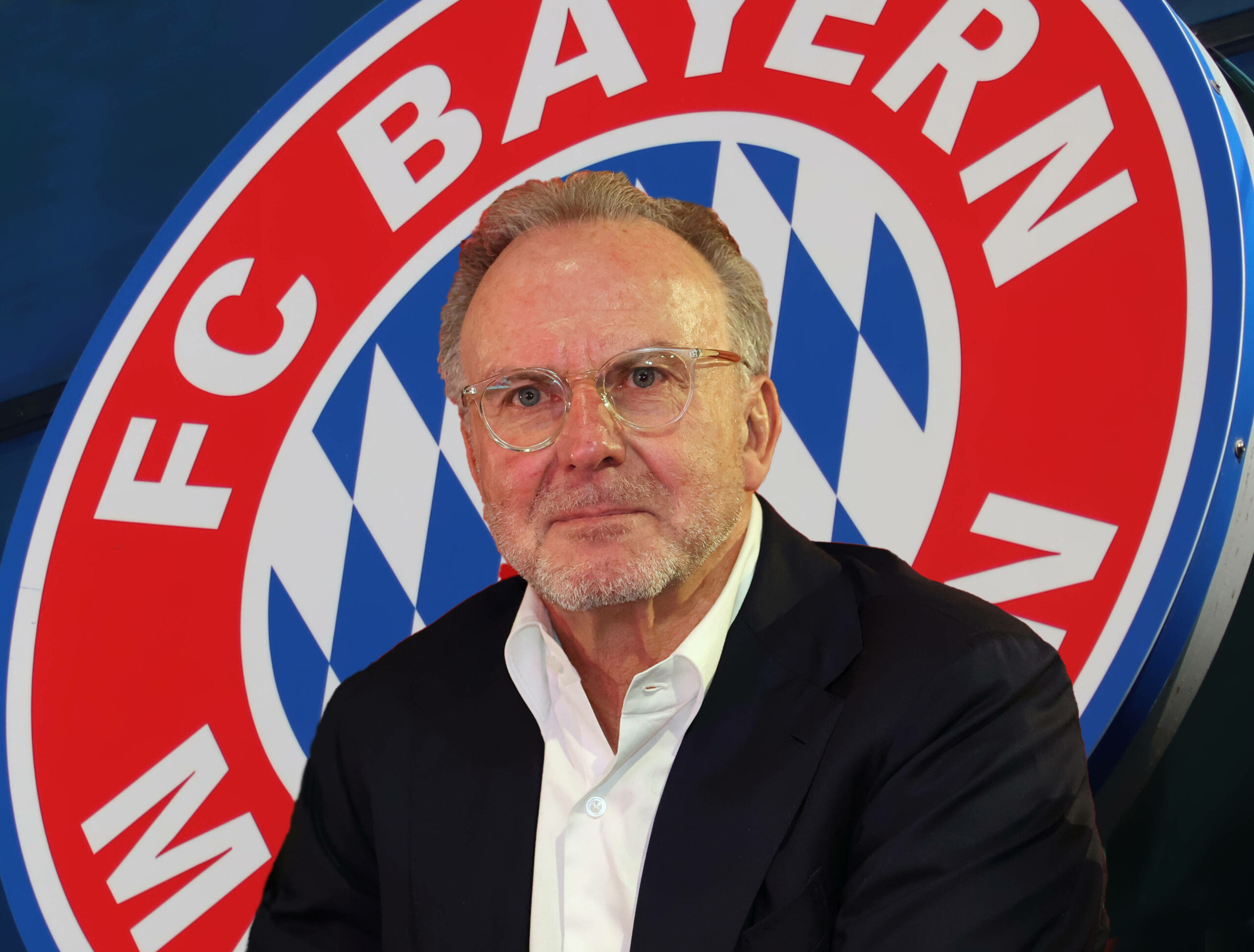 Karl-Heinz Rummenigge vor einem FC Bayern-Logo