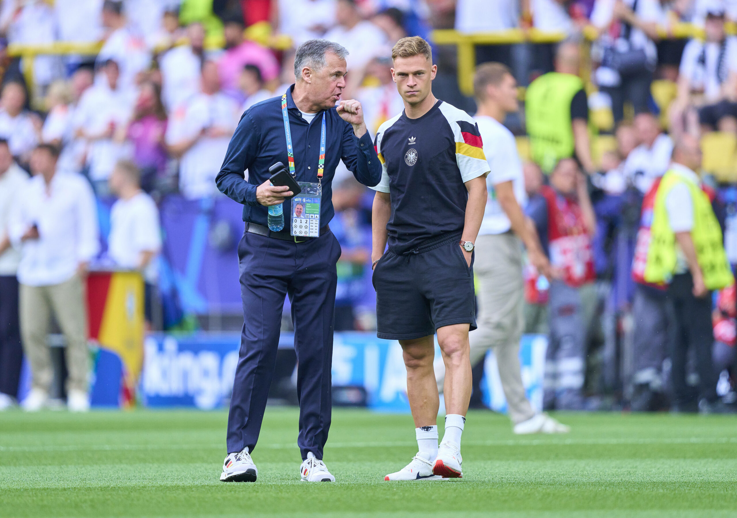 DFB-Geschäftsführer Andreas Rettig im Austausch mit Kapitän Joshua Kimmich