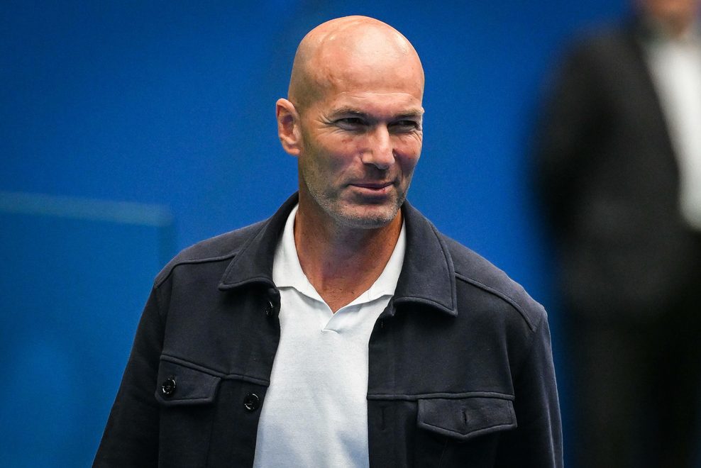 Zinedine Zidane lacht in die Kamera