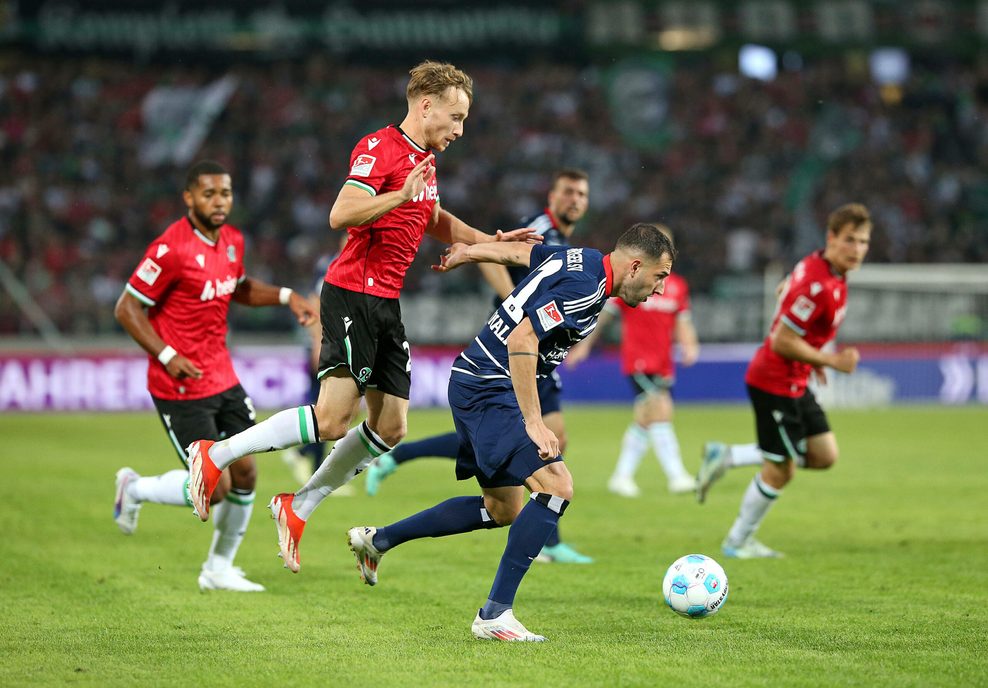 Ende August 2024 spielte Levin Öztunali mit dem HSV bei Hannover 96.