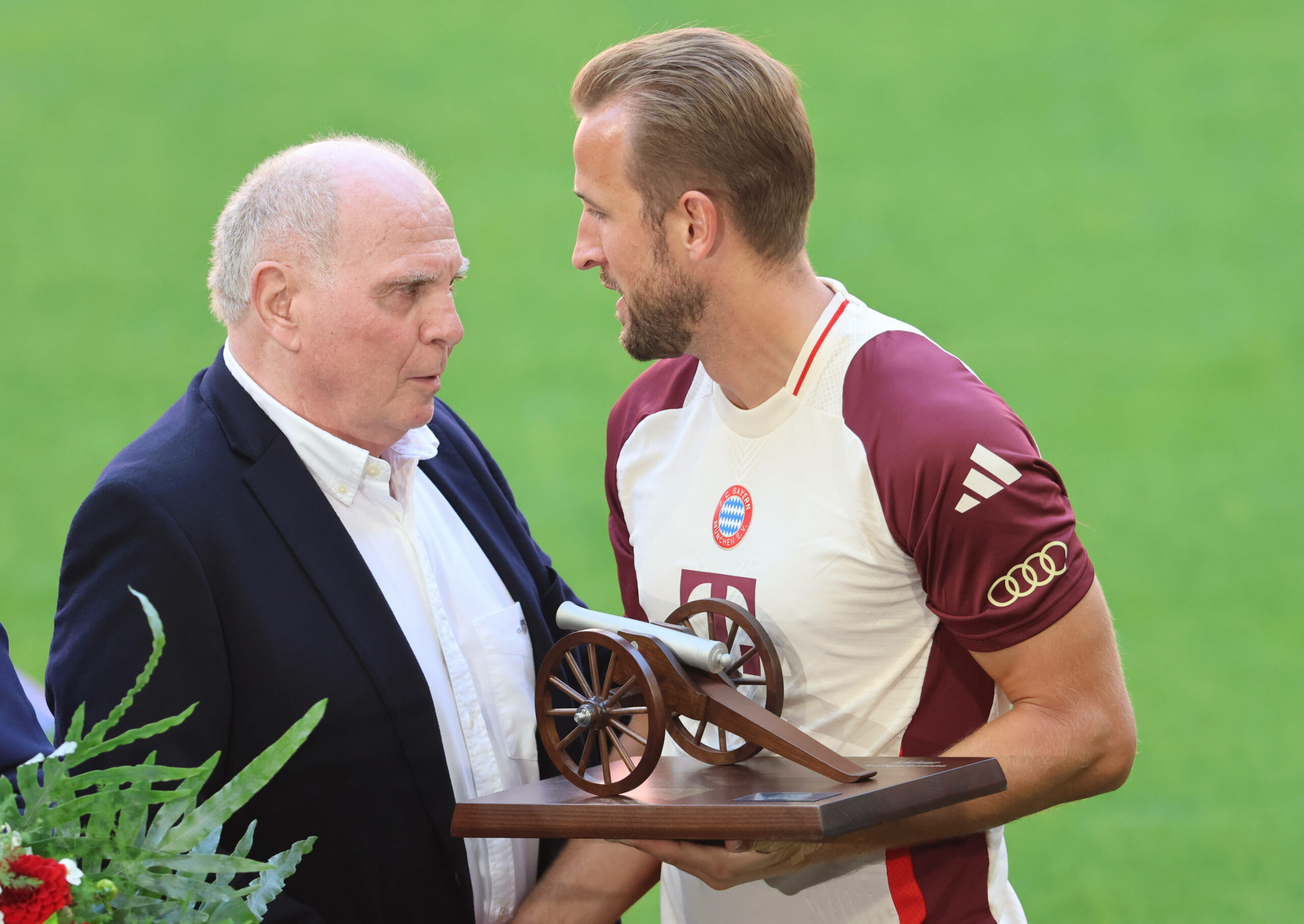 Uli Hoeneß und Harry Kane bei der Überreichung der Torjägerkanone 2024.