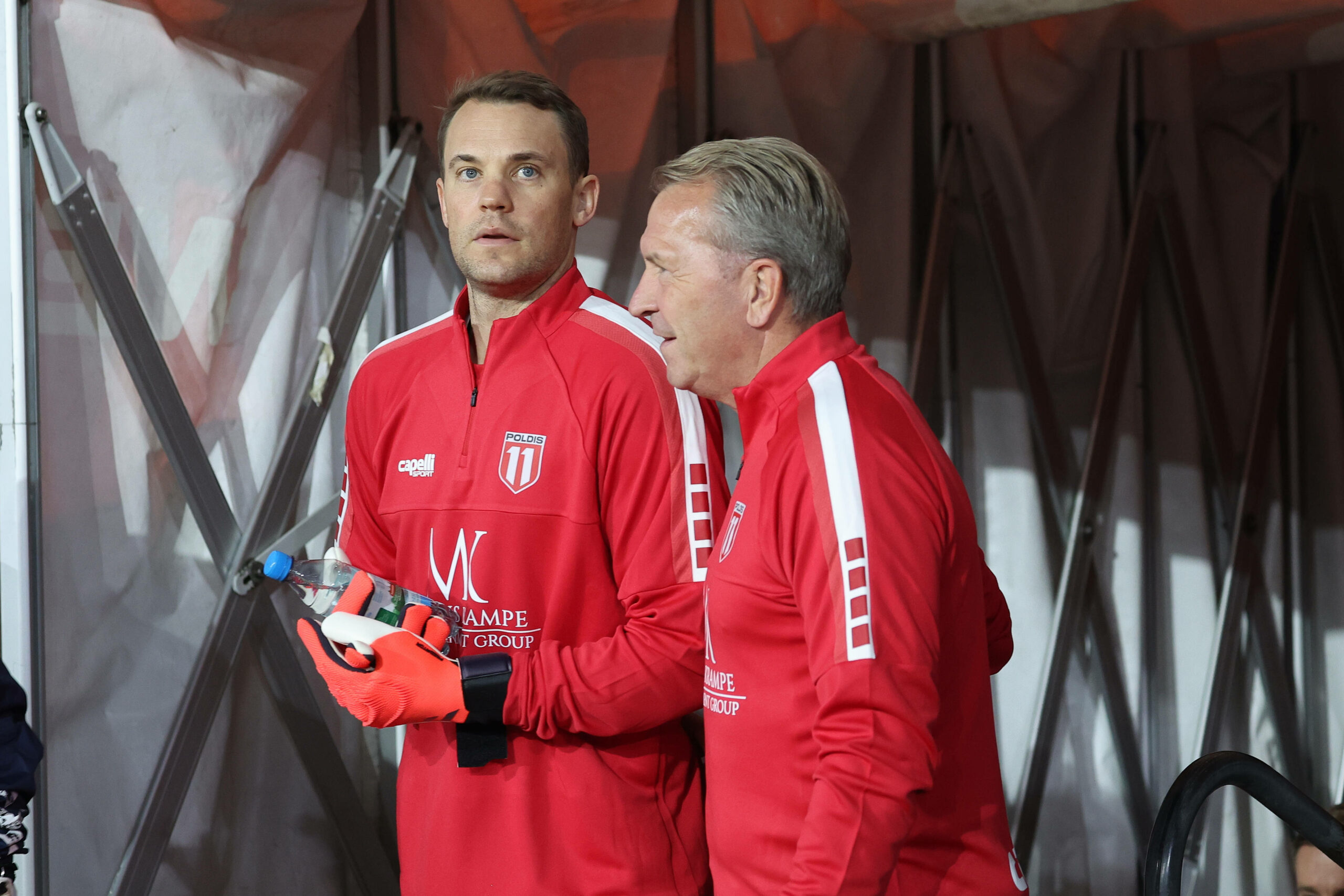 Andreas Köpke spricht mit Manuel Neuer