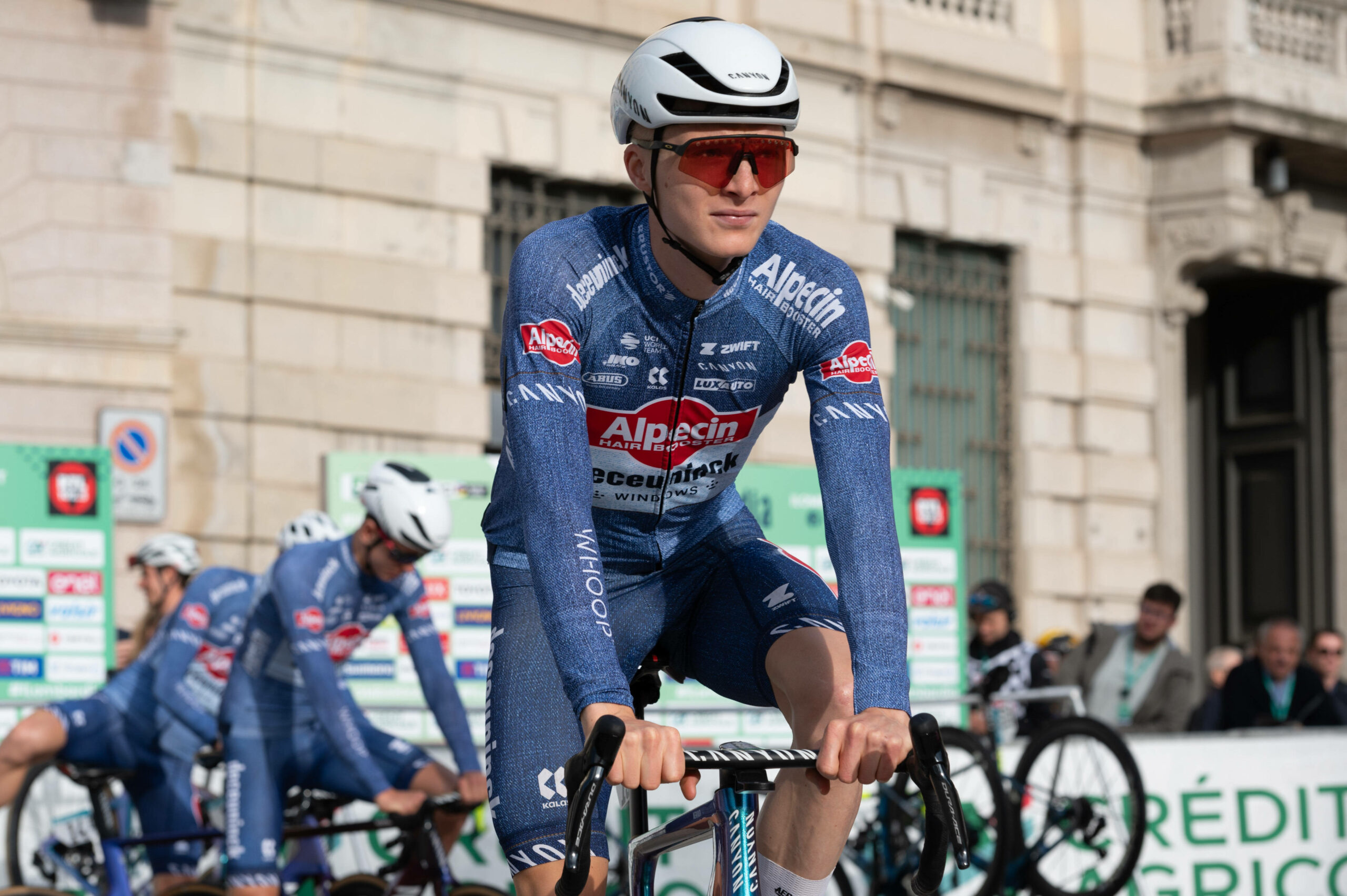 Radprofi Juri Hollmann sitzt auf seinem Rad vor einem Rennen