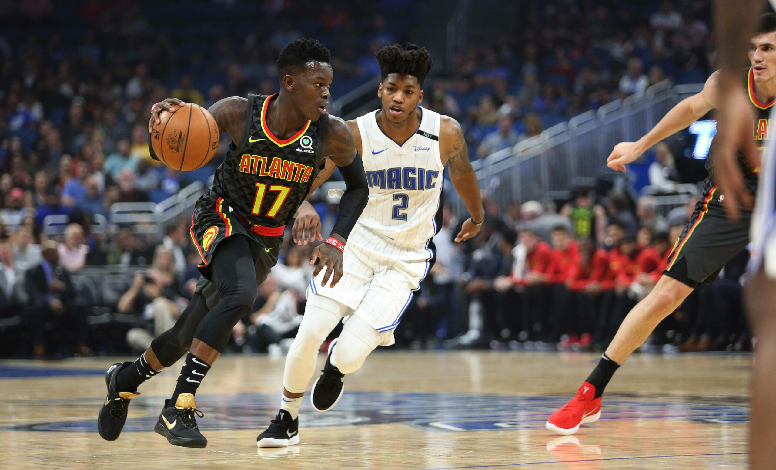Dennis Schröder (l) dribbelt mit dem Basketball