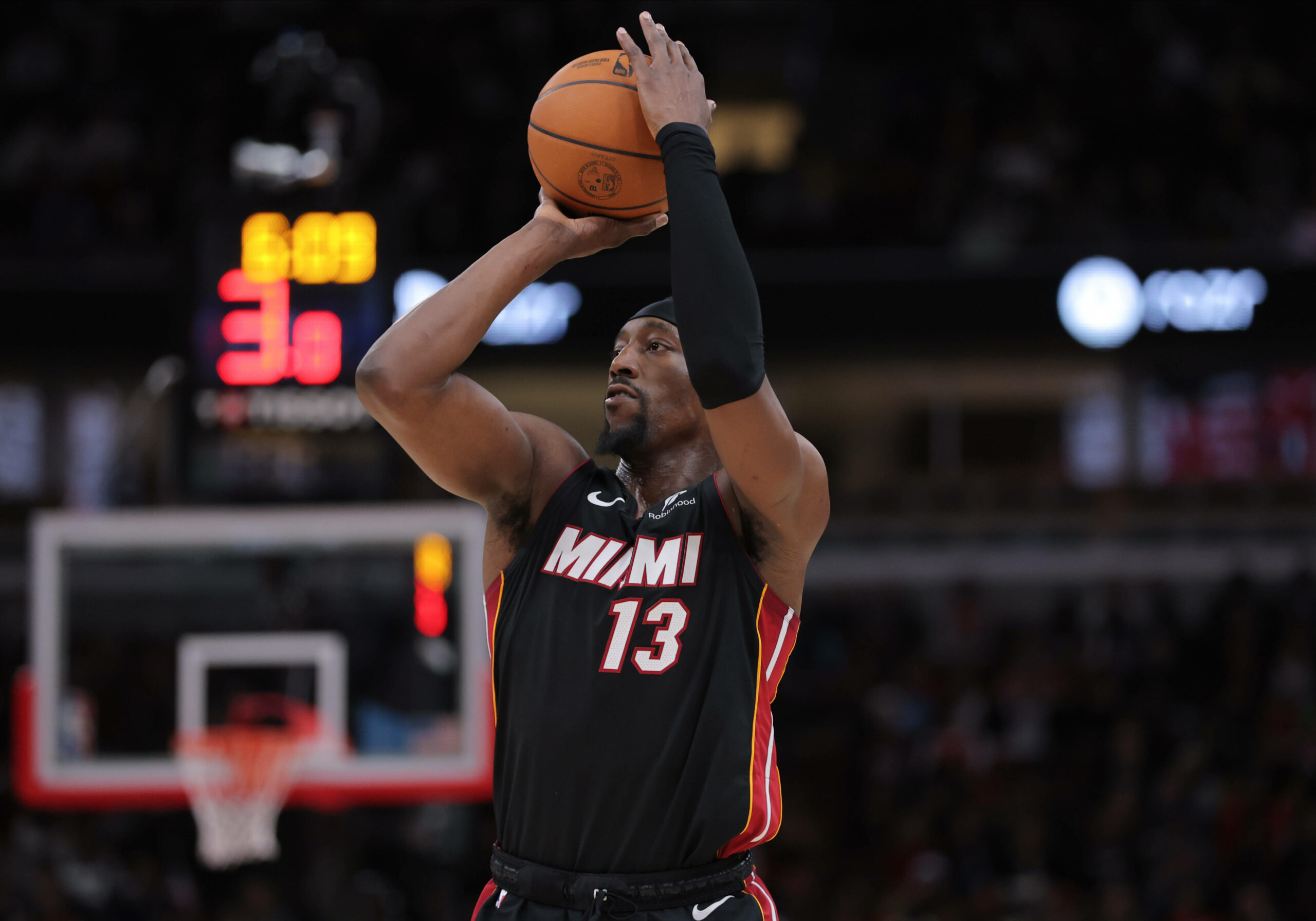 Bam Adebayo wirft einen Ball im Jersey der Miami Heat.
