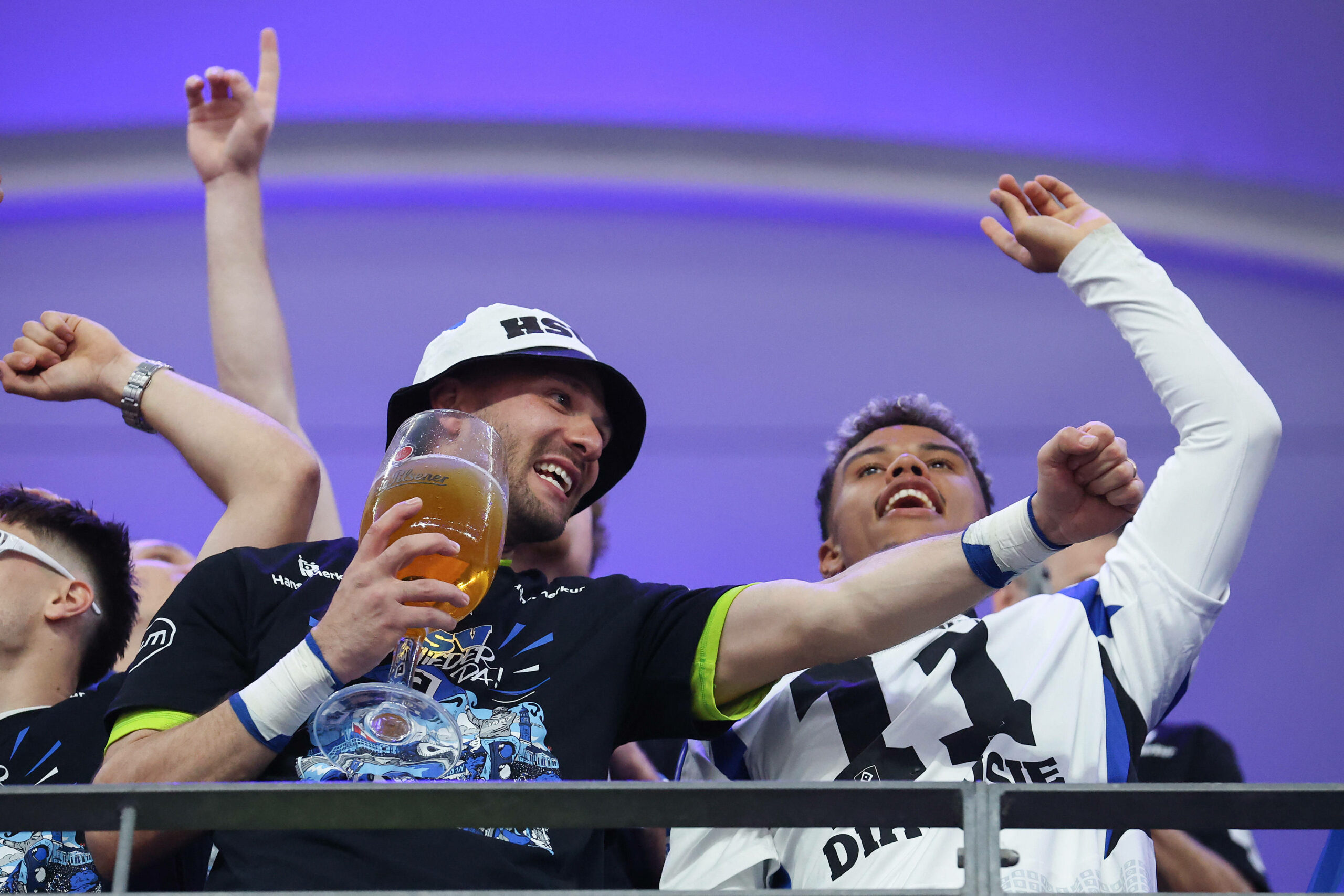 Die HSV-Profis Daniel Heuer Fernandes und Ransford Königsdörffer feiern nach dem Aufstieg