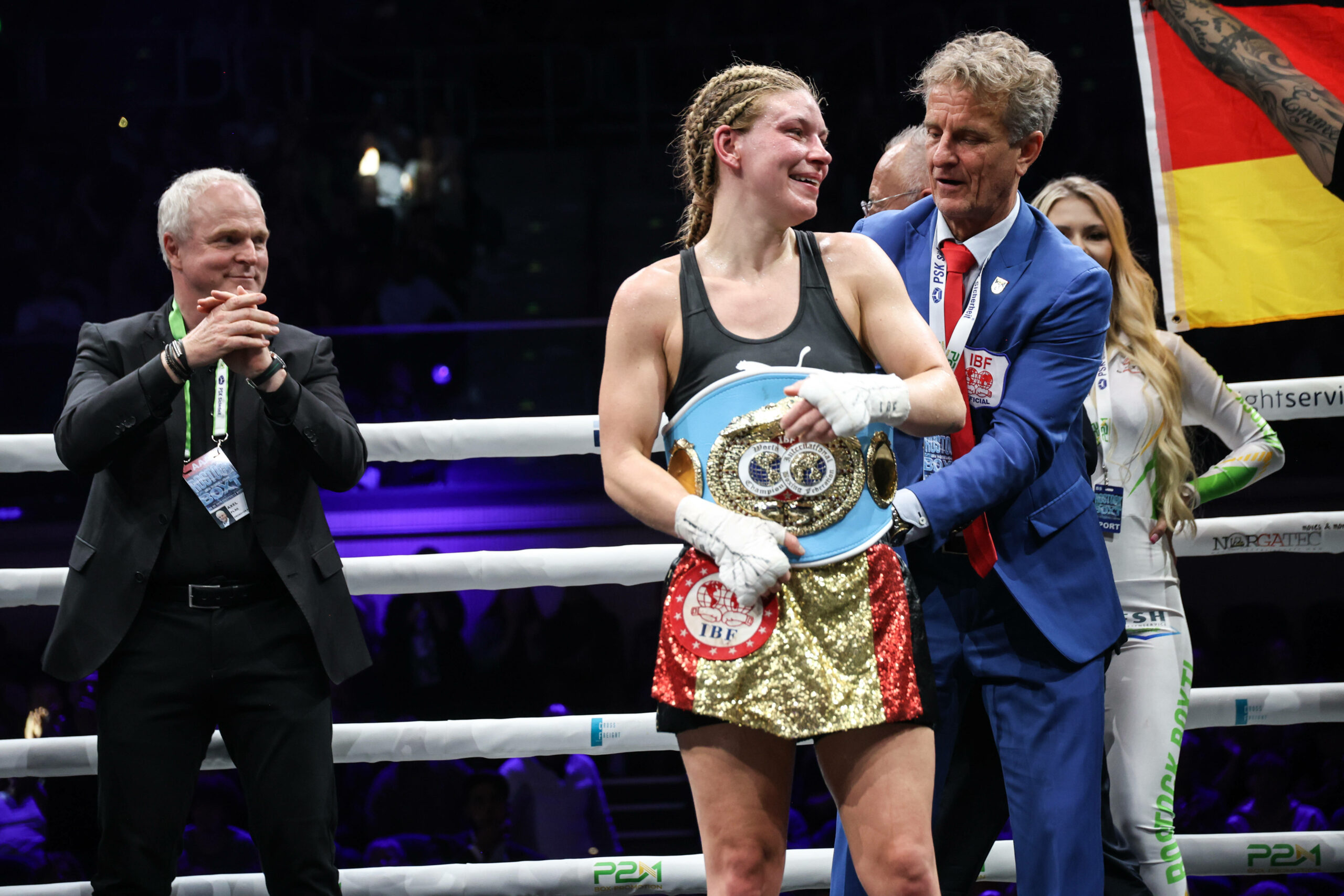 Nina Meinke feiert ihren Sieg mit einem Gürtel