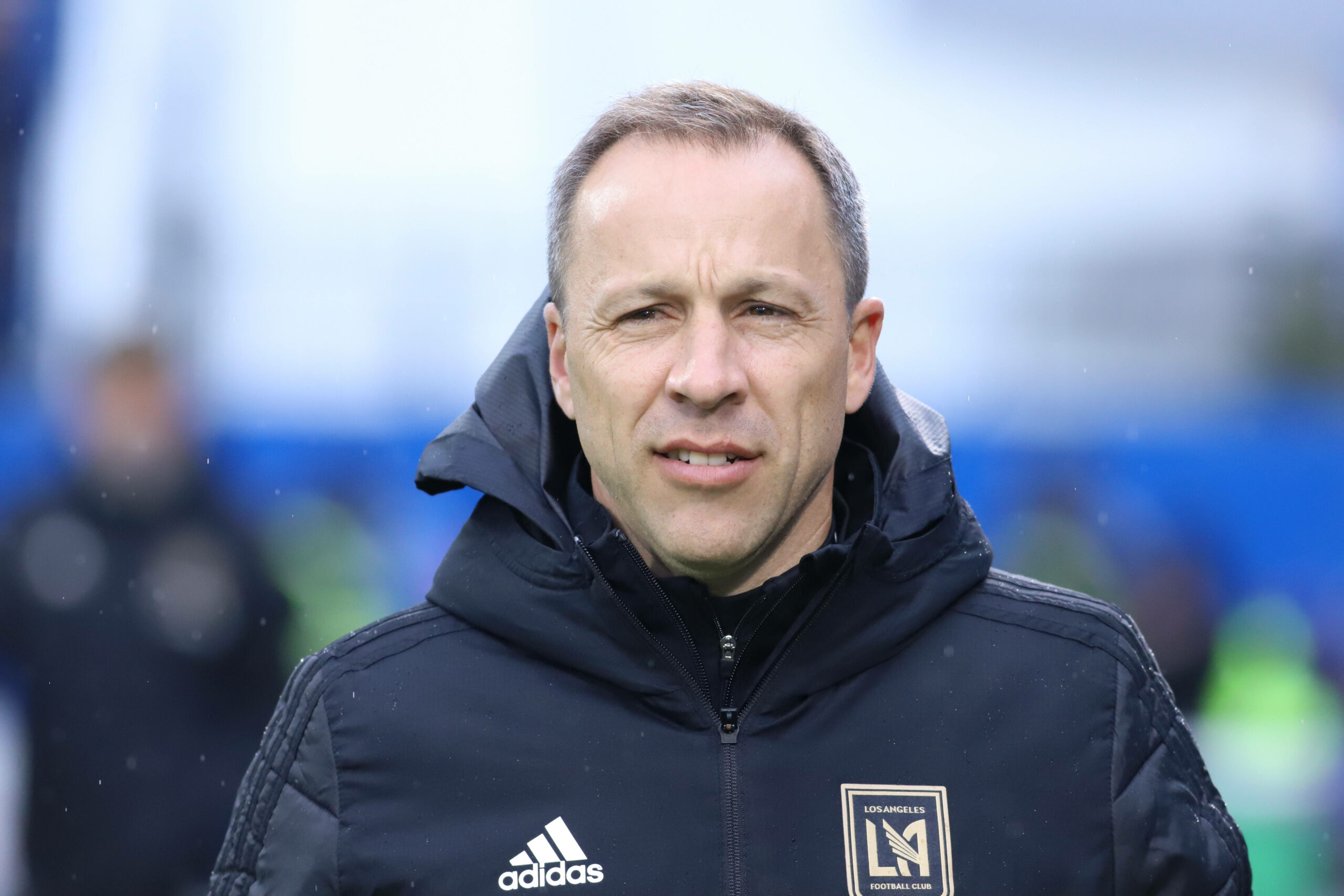 Steven Cherundolo wird frontal fotografiert und schaut links an der Kamera dabei.