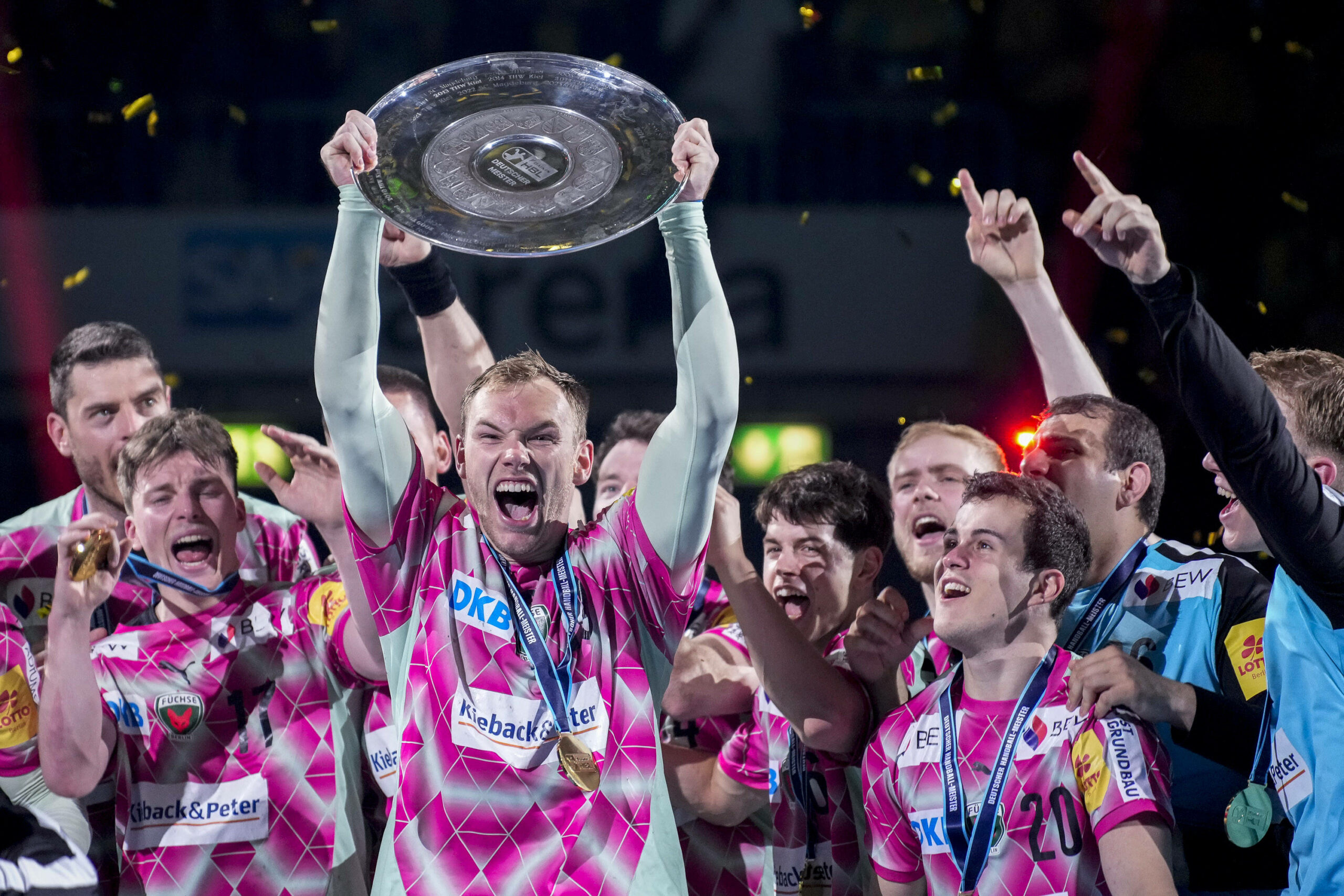 Die Füchse Berlin bejubeln ihre Meisterschaft mit der Schale