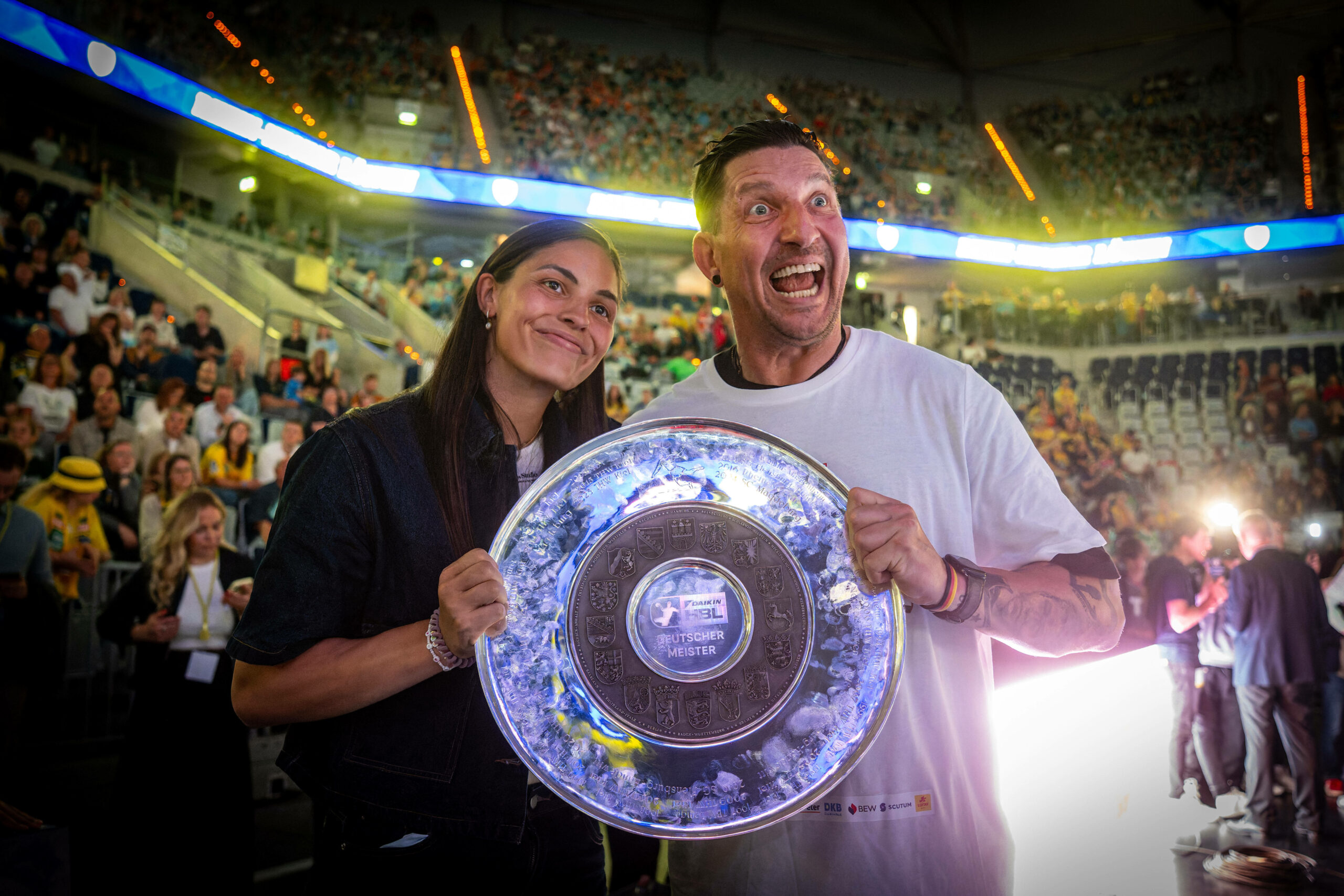 Lucie-Marie Kretzschmar mit Papa Stefan bei der Meisterehrung der Füchse Berlin