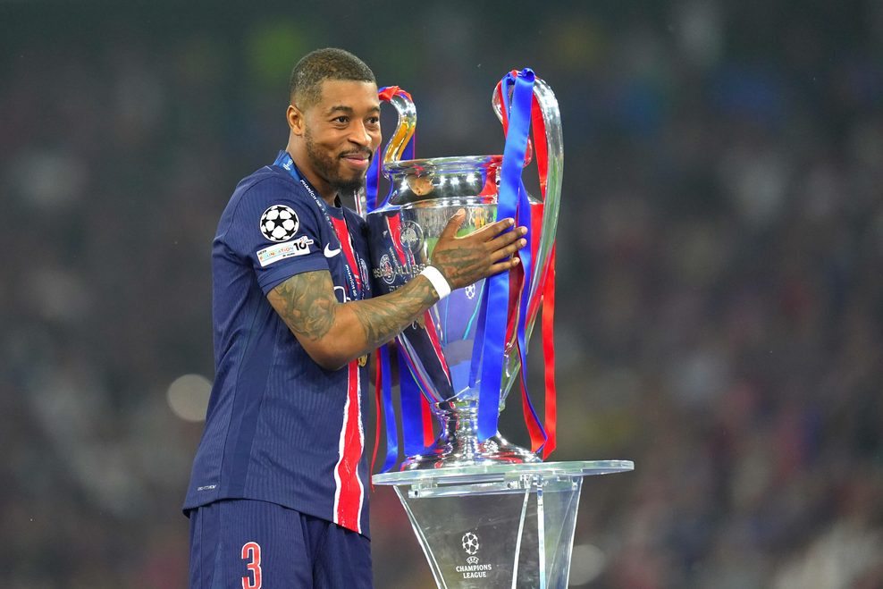 Presnel Kimpembe mit dem Champions-League-Pokal