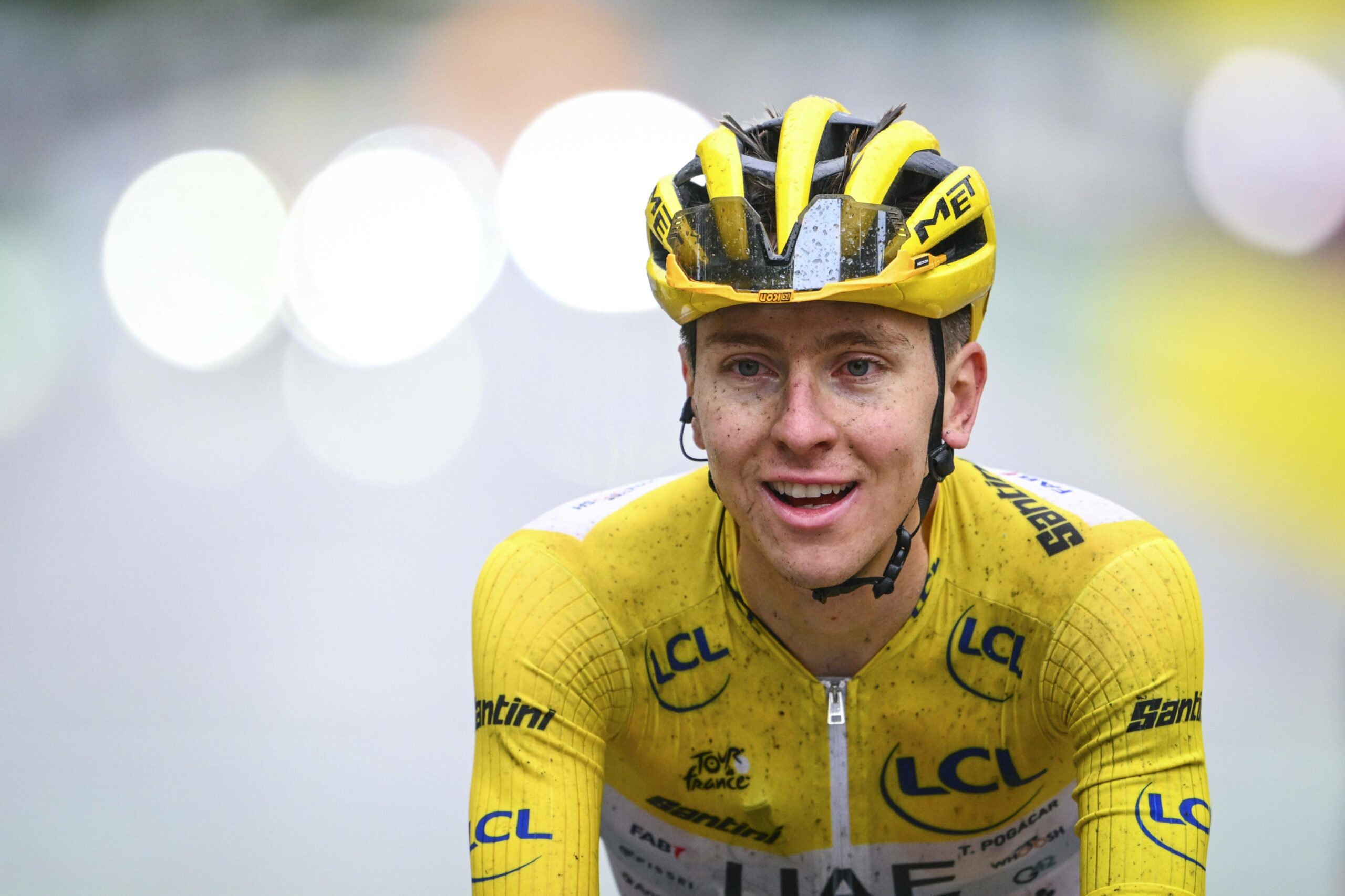 Tadej Pogacar lächelt im Gelben Trikot.