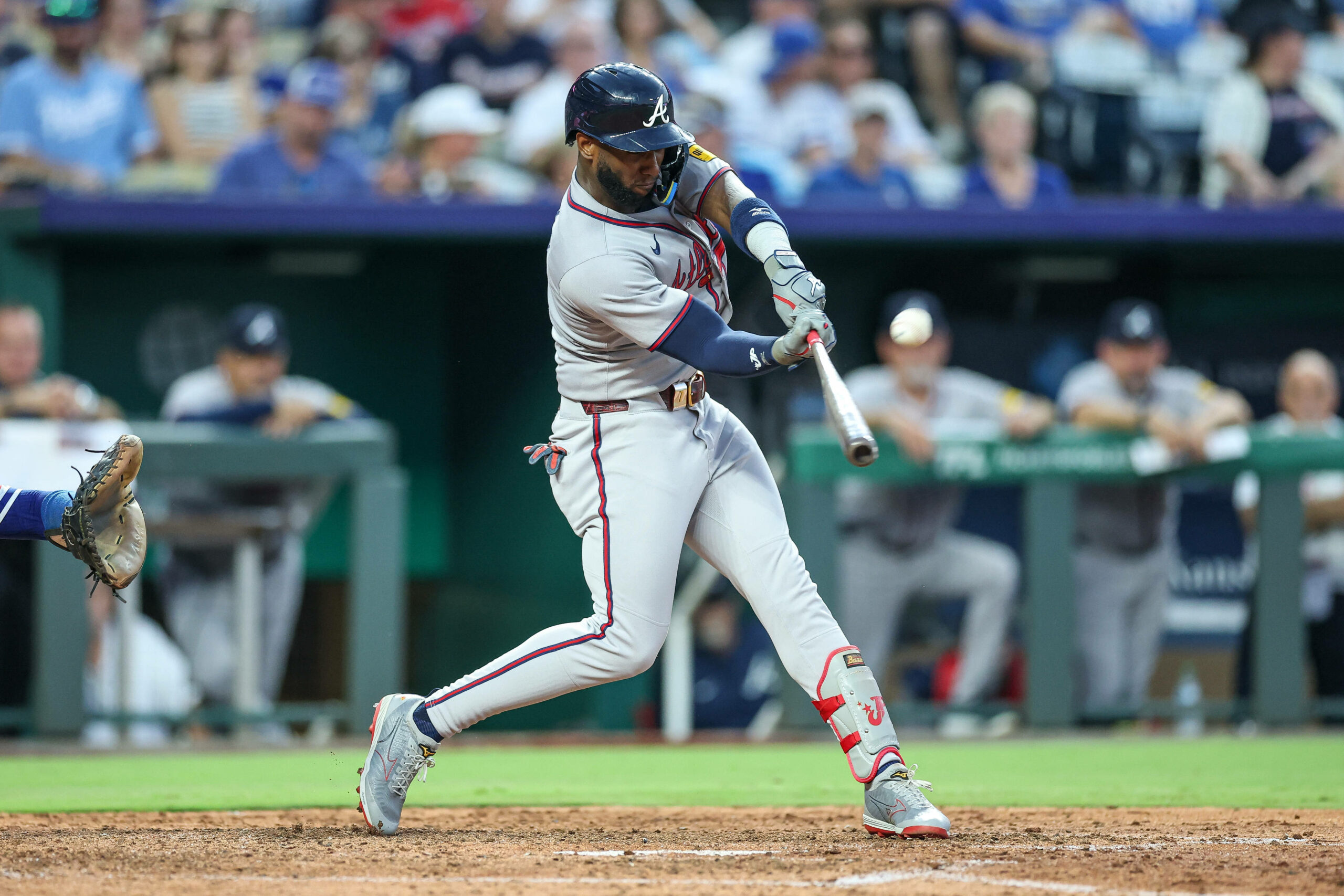 Jurickson Profar schlägt einen Ball mit einem Baseballschläger bei einem Spiel.